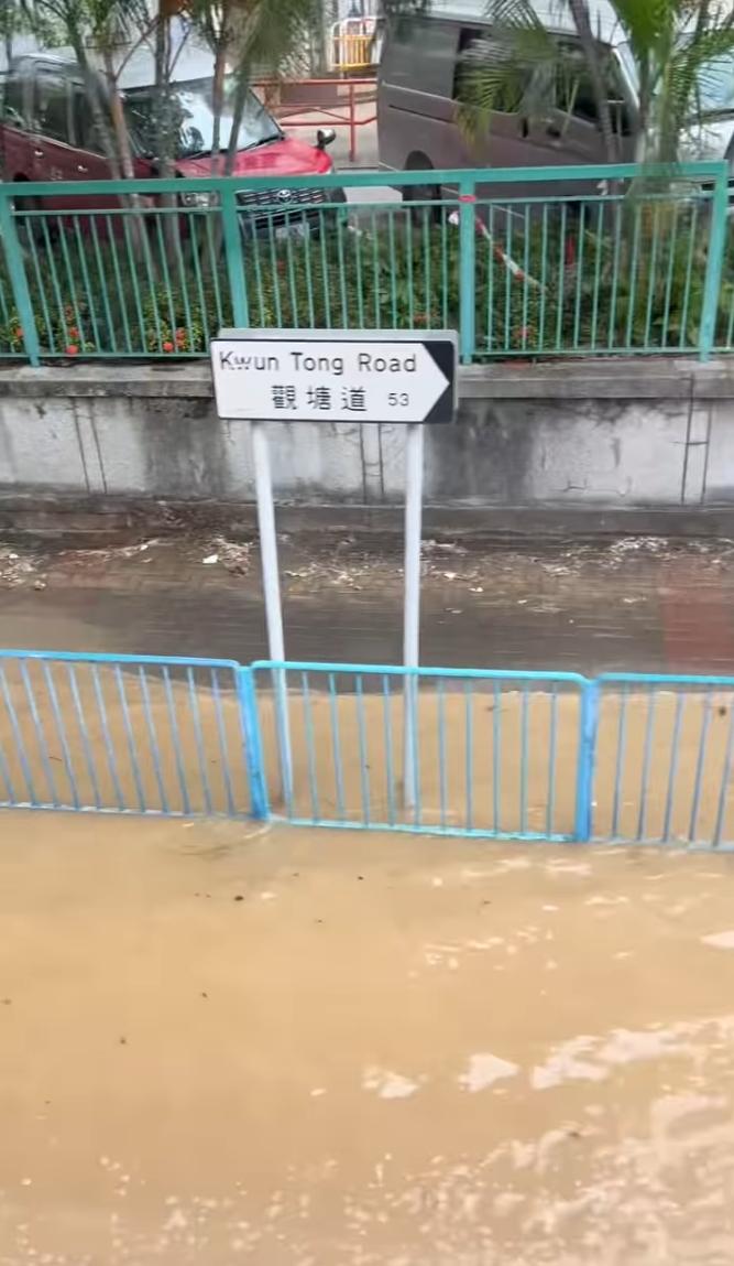 觀塘道近坪石邨有水管爆裂。(fb「Wendy Lam Tsang」影片截圖)