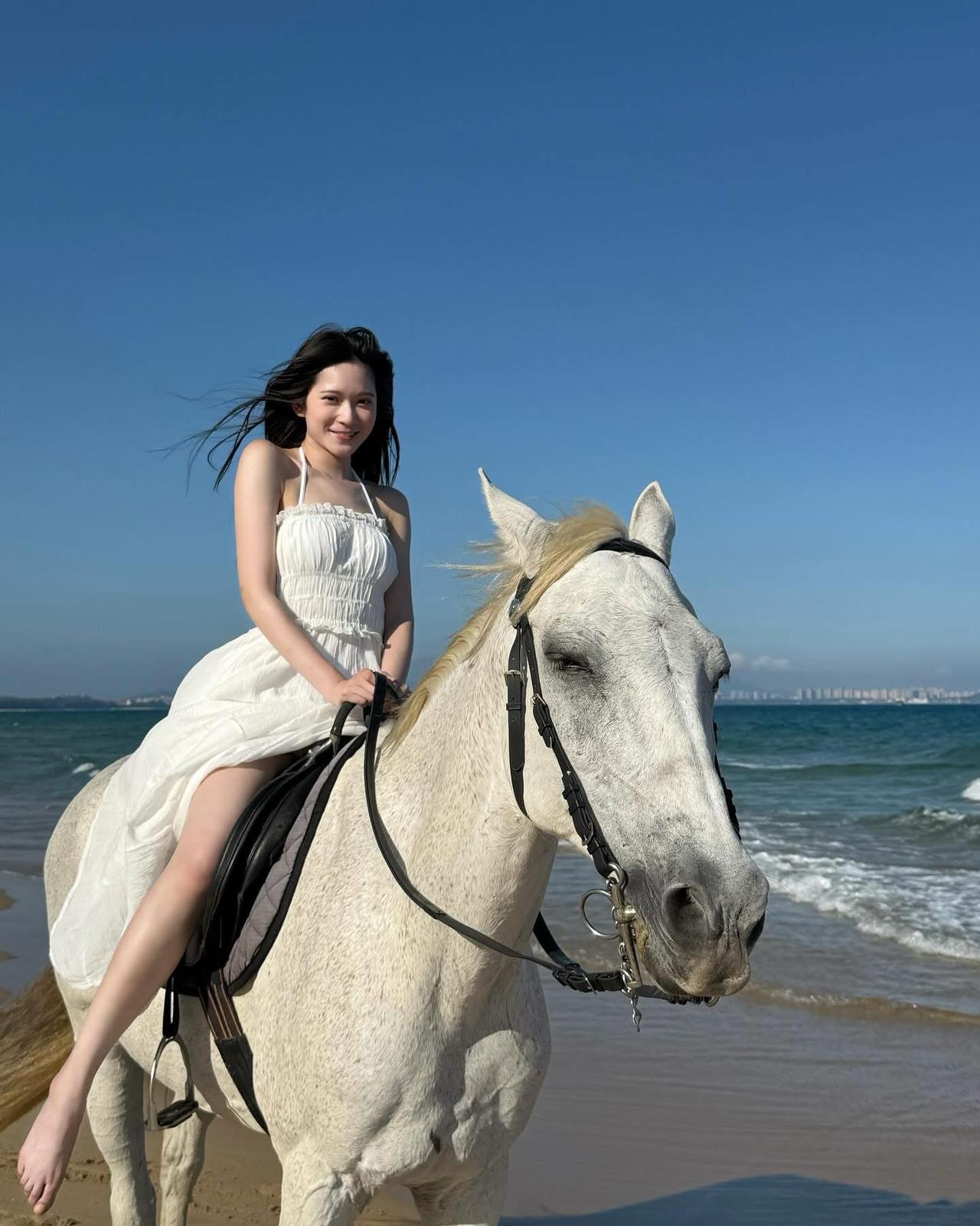 Cloud身穿白裙,騎上白馬簡直仙氣十足!