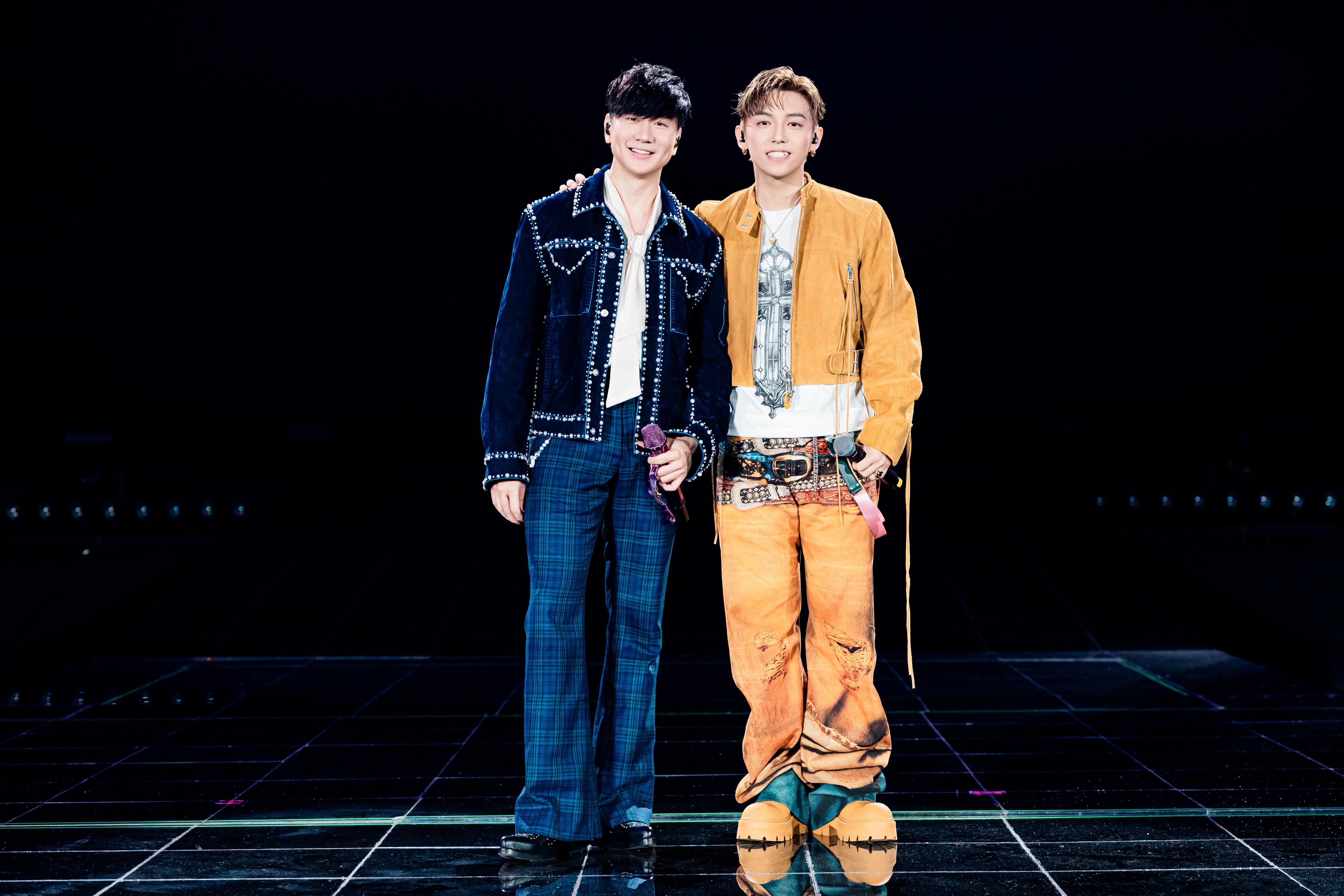 JJ林俊傑請來MC做嘉賓,兩人合唱《記憶綿》。