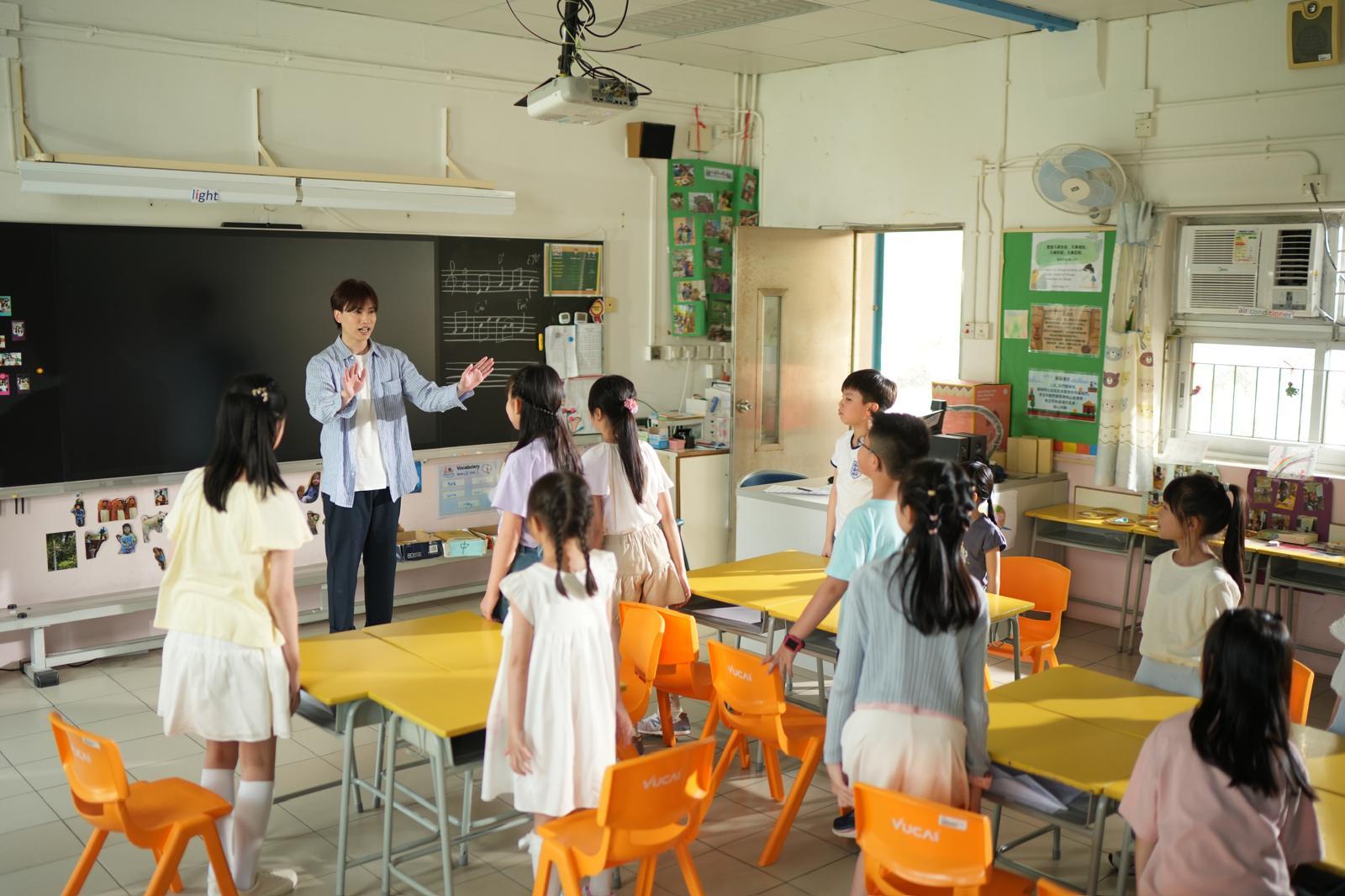 羅力威在長洲取景拍攝新歌《悠揚一曲》MV。