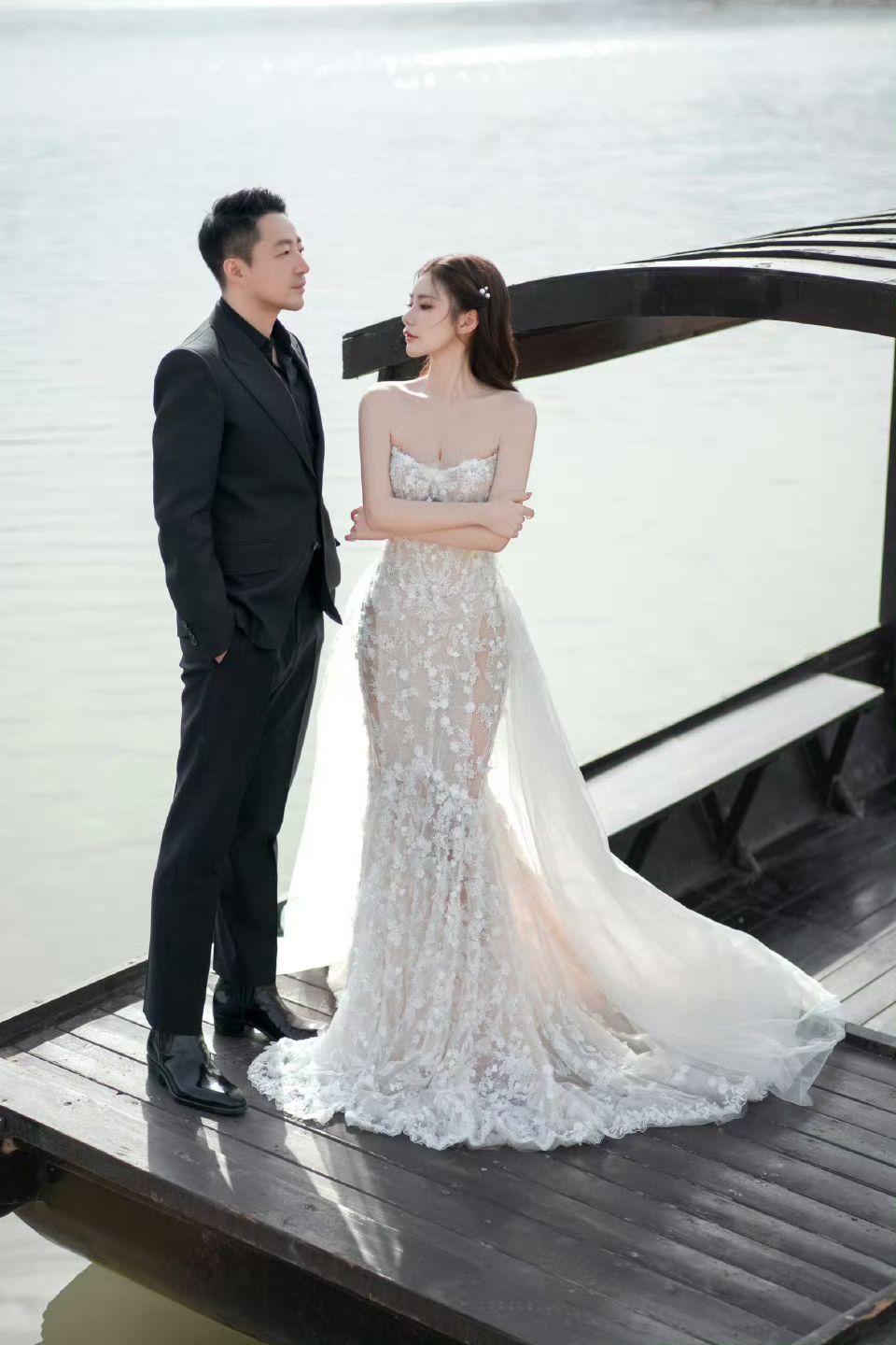 馬筱梅換上三套嫁衣拍婚照。