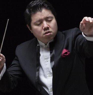 黃屹是當今中國最傑出年輕指揮之一,將為這場演奏會帶來獨特詮釋。