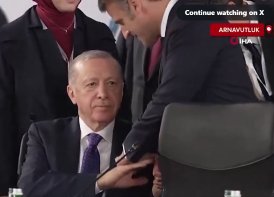 土耳其總統埃爾多安緊握法國總統馬克龍中指不放