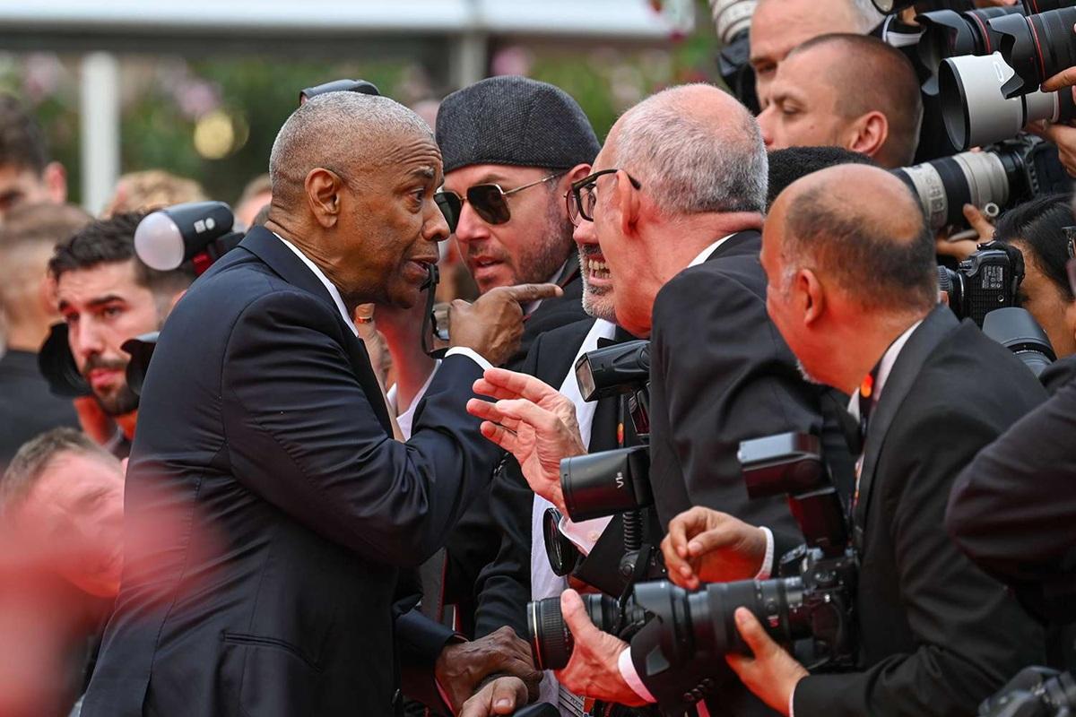 丹素指住攝影師「stop !」。