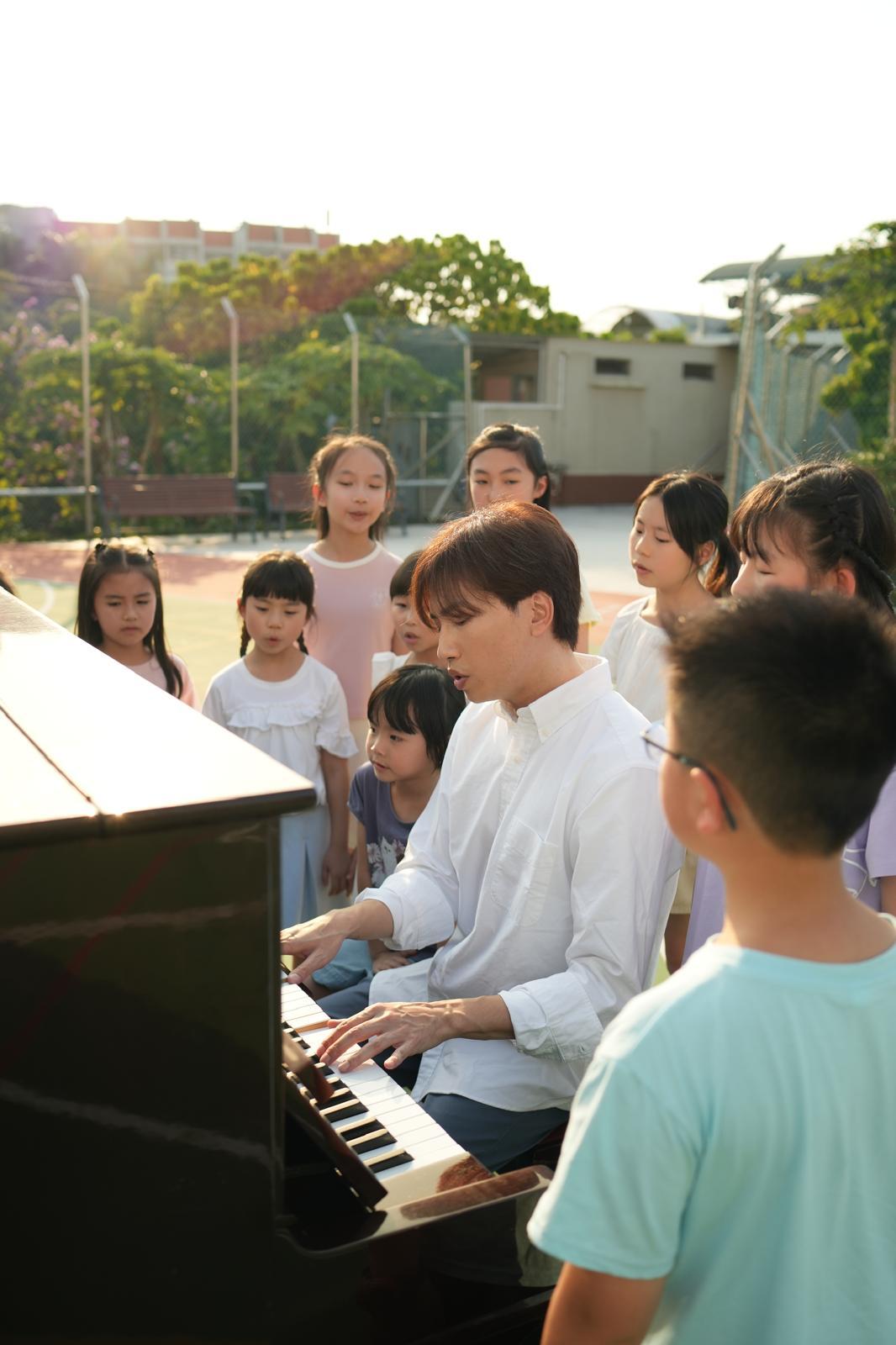 羅力威在長洲取景拍攝新歌《悠揚一曲》MV。