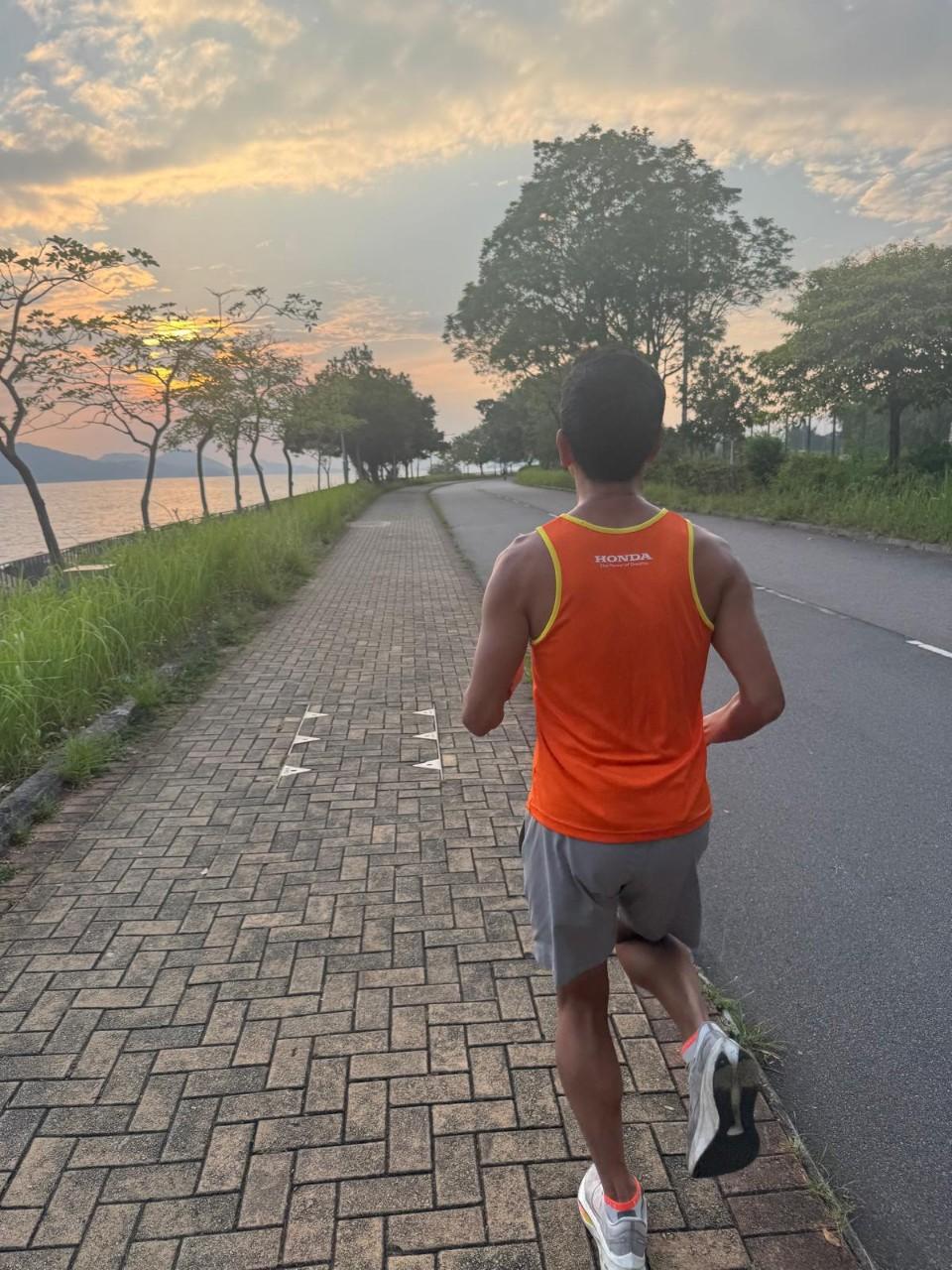 晨跑日出,早起精神。