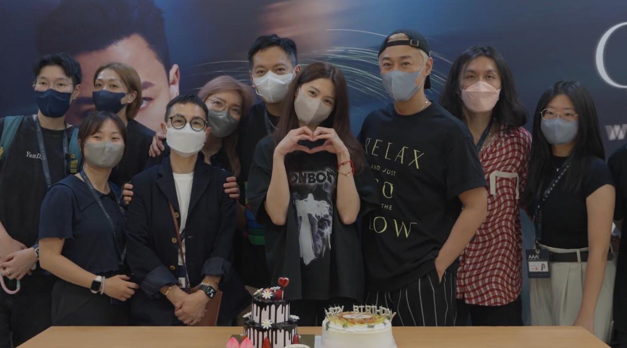 林峯在紅館後台為娜姐慶祝生日。