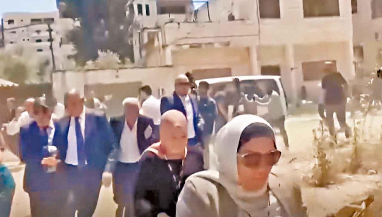 各國外交人員慌忙逃離。