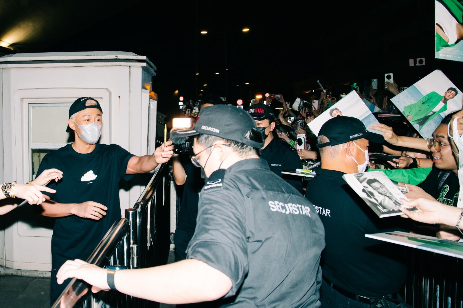 林峯每晚離開前均走到粉絲堆前大派福利。