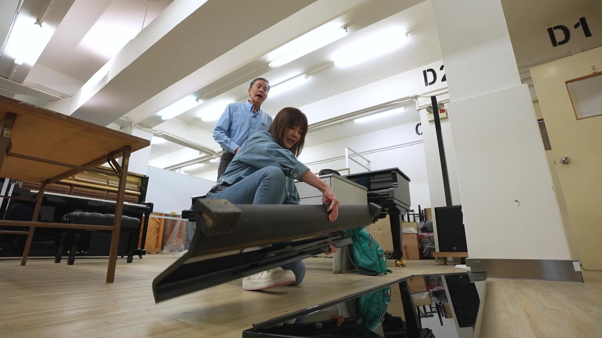 呢個鋼板一睇就知好重,但阿Moon都有姿勢有實際。