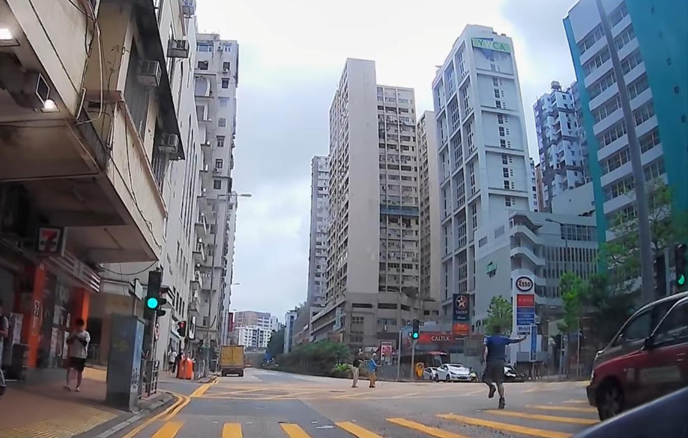 車Cam直擊|窩打老道兩長者撐拐杖亂過路,兩男護送返行人路送回家。(fb「車cam L(香港群組)」圖片)