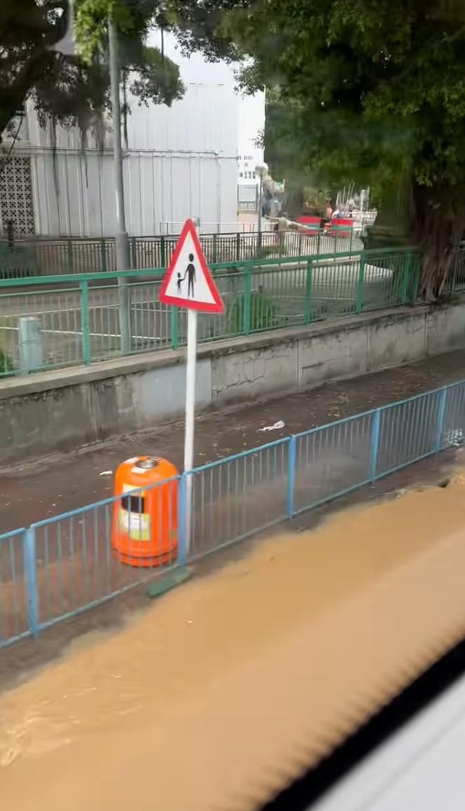 觀塘道近坪石邨有水管爆裂。(fb「Wendy Lam Tsang」影片截圖)