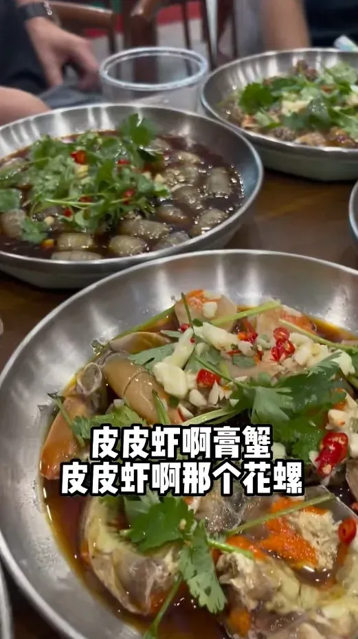 李國麟逐一介紹各種潮汕生醃海鮮。(小紅書@李國麟影片截圖)