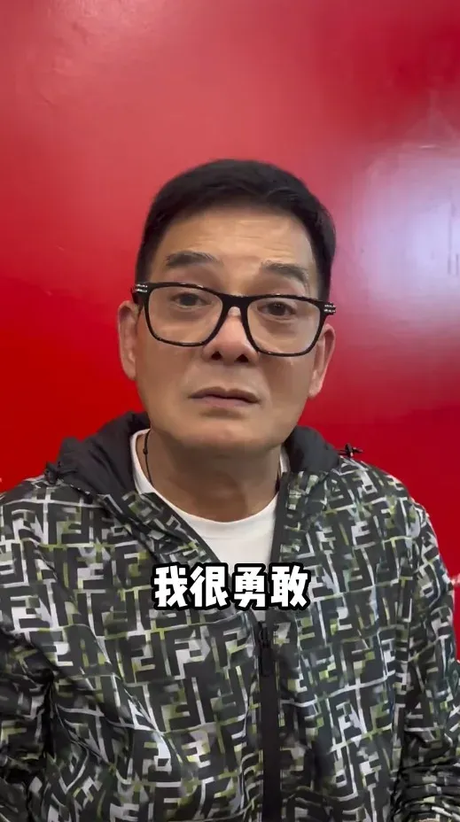 李國麟起筷前,先說明自己很勇敢。(小紅書@李國麟影片截圖)