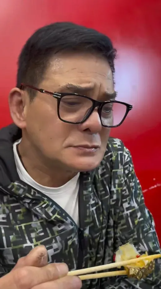 李國麟吃了一口生醃青龍蝦後,即時表情扭曲,眉頭緊皺,但他仍大讚好吃。(小紅書@李國麟影片截圖)