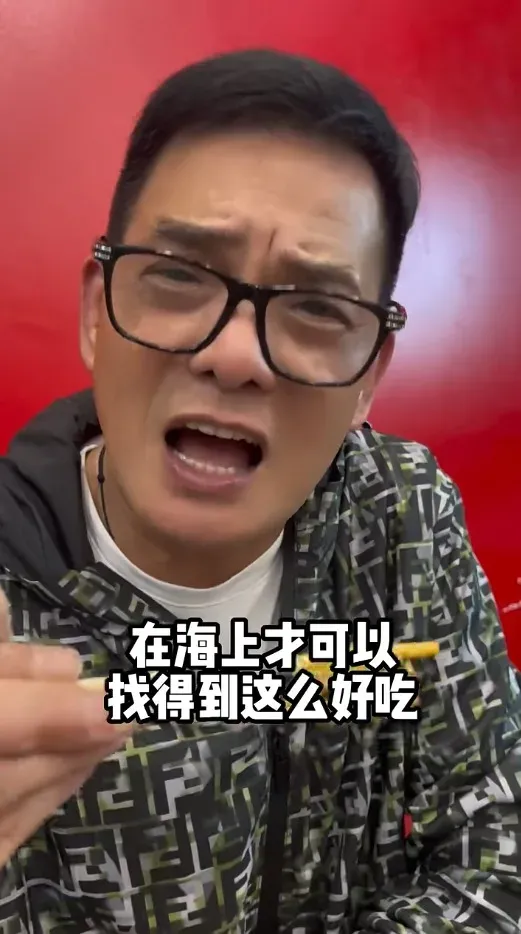 李國麟吃了一口生醃青龍蝦後,即時表情扭曲,眉頭緊皺,但他仍大讚好吃。(小紅書@李國麟影片截圖)