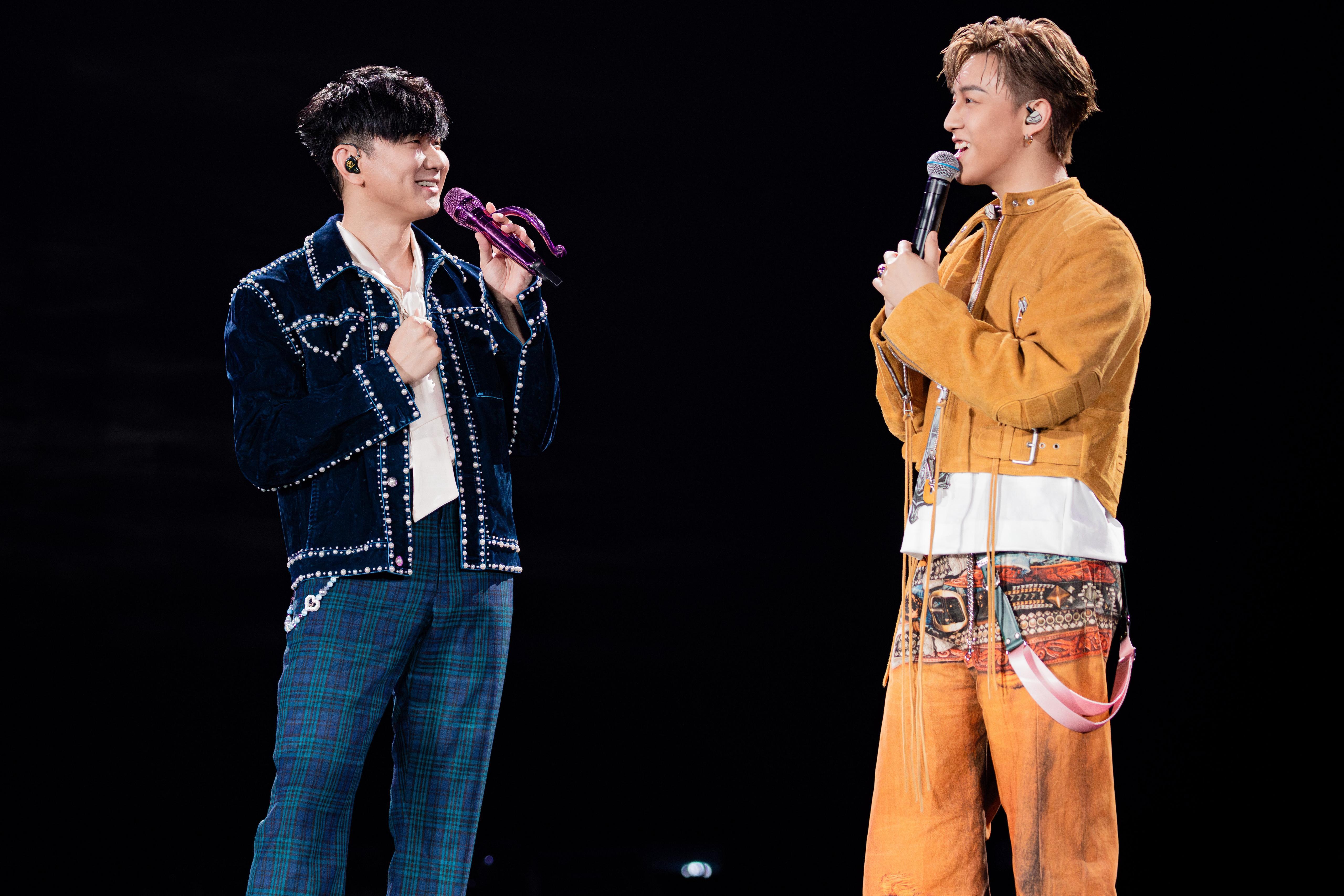 JJ林俊傑請來MC做嘉賓,兩人合唱《記憶綿》。