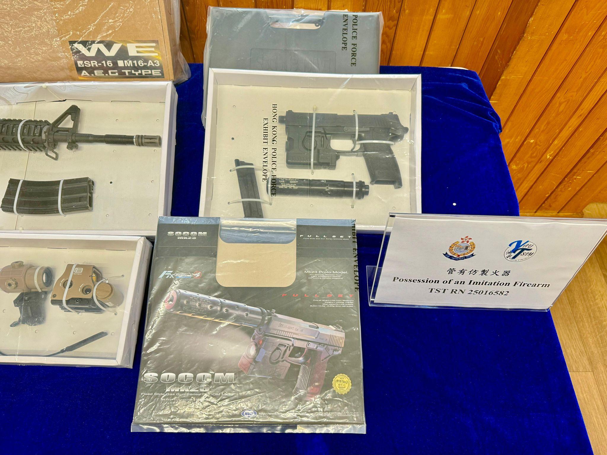 一名36歲內地遊客手持疑似步槍及手槍現身乘坐港鐵,警方追查下即日在佐敦拘捕該名男子,他涉嫌管有仿製槍械,行動中檢獲兩支仿製槍、彈匣及彈珠。