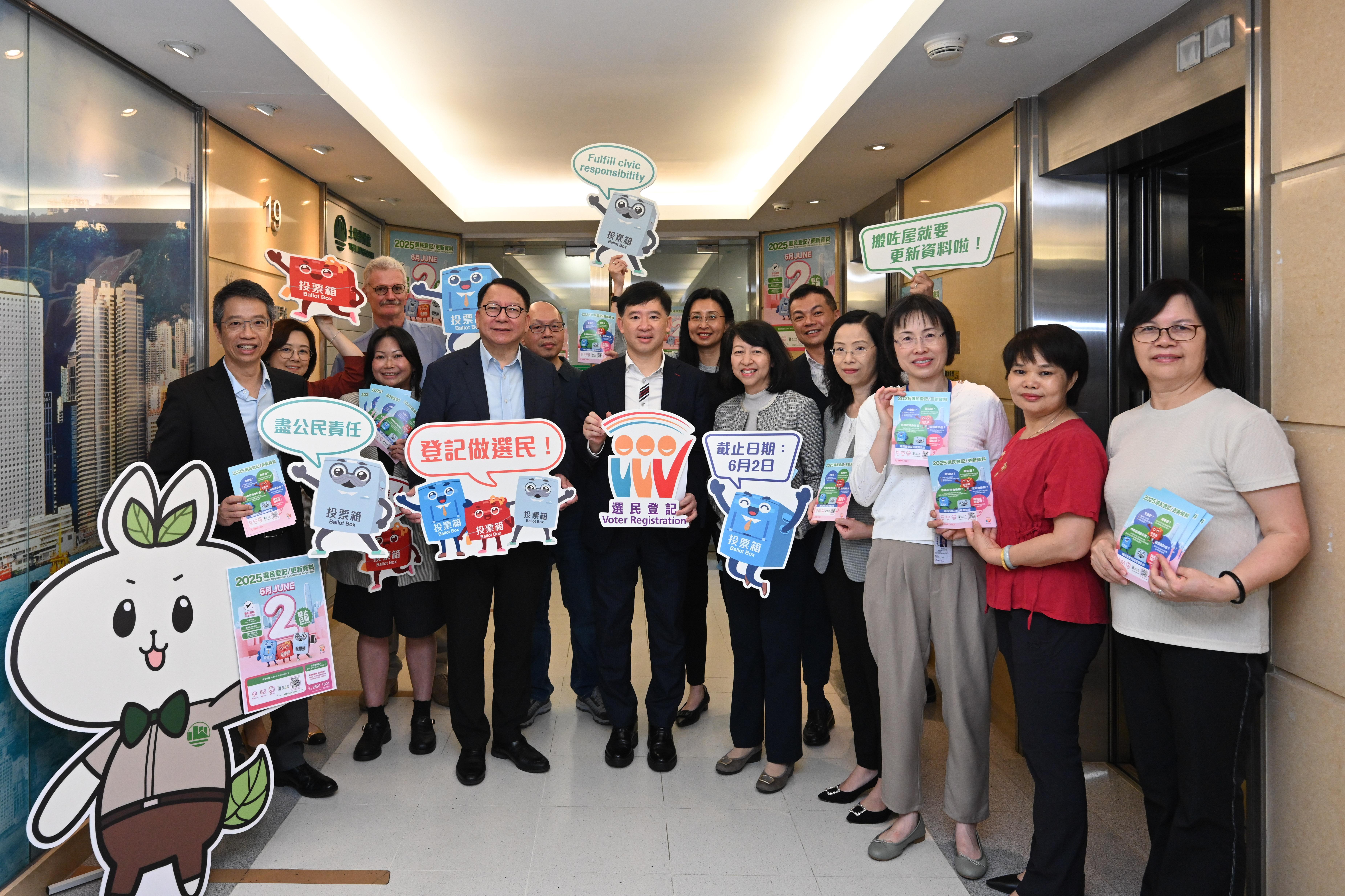 圖示陳國基(前排左二)、署理政制及內地事務局局長胡健民(前排左三)、公務員事務局常任秘書長梁卓文(前排左一)、土地註冊處處長譚惠儀(前排左四)和中央評議會代表等人在土地註冊處合照。(政府新聞處)