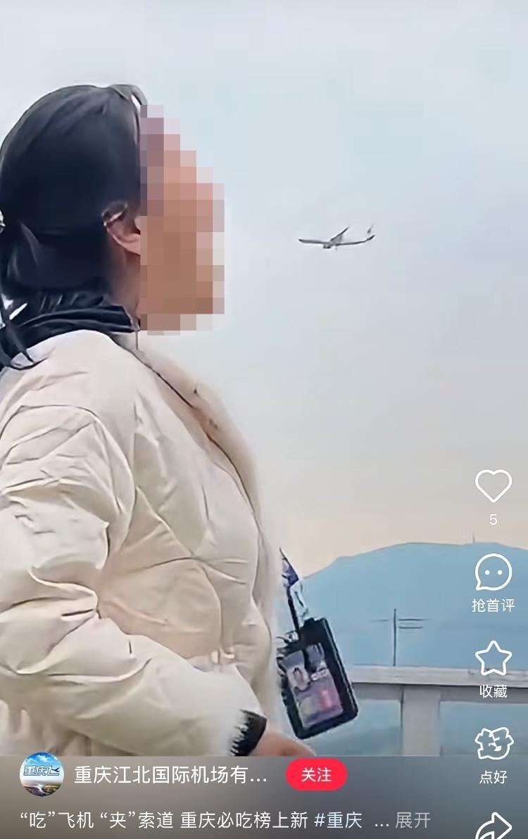 重慶「吞火車」成打卡點外媒也關注 民眾排排站江邊擘大口(有片)