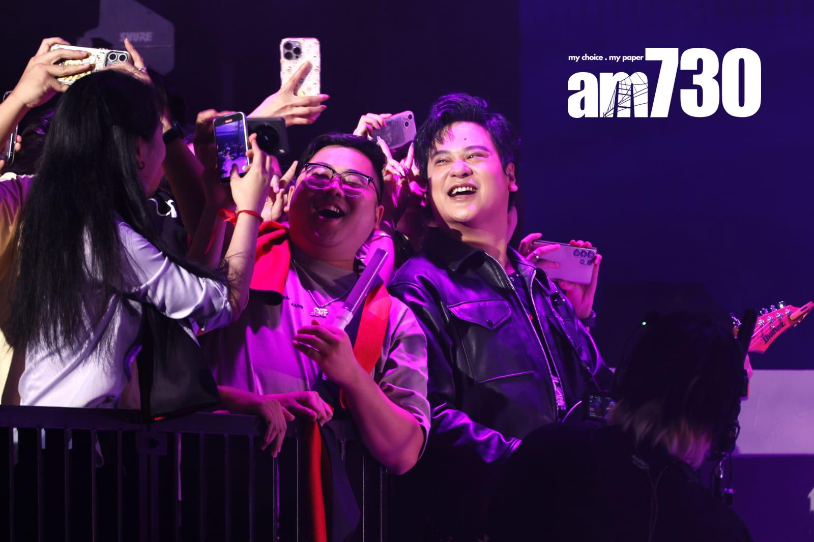 Howie走到觀眾席齊齊自拍。(林俊源攝)