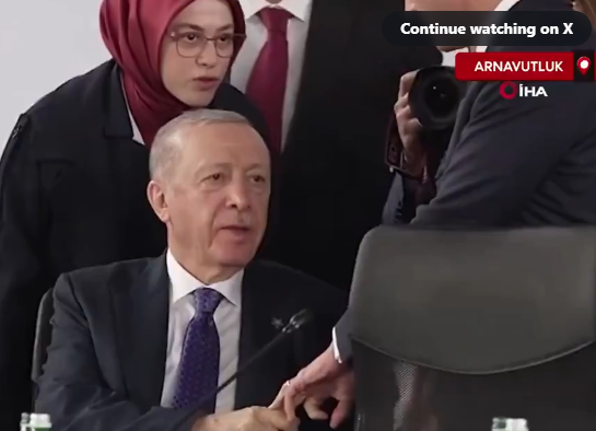 土耳其總統埃爾多安緊握法國總統馬克龍中指不放