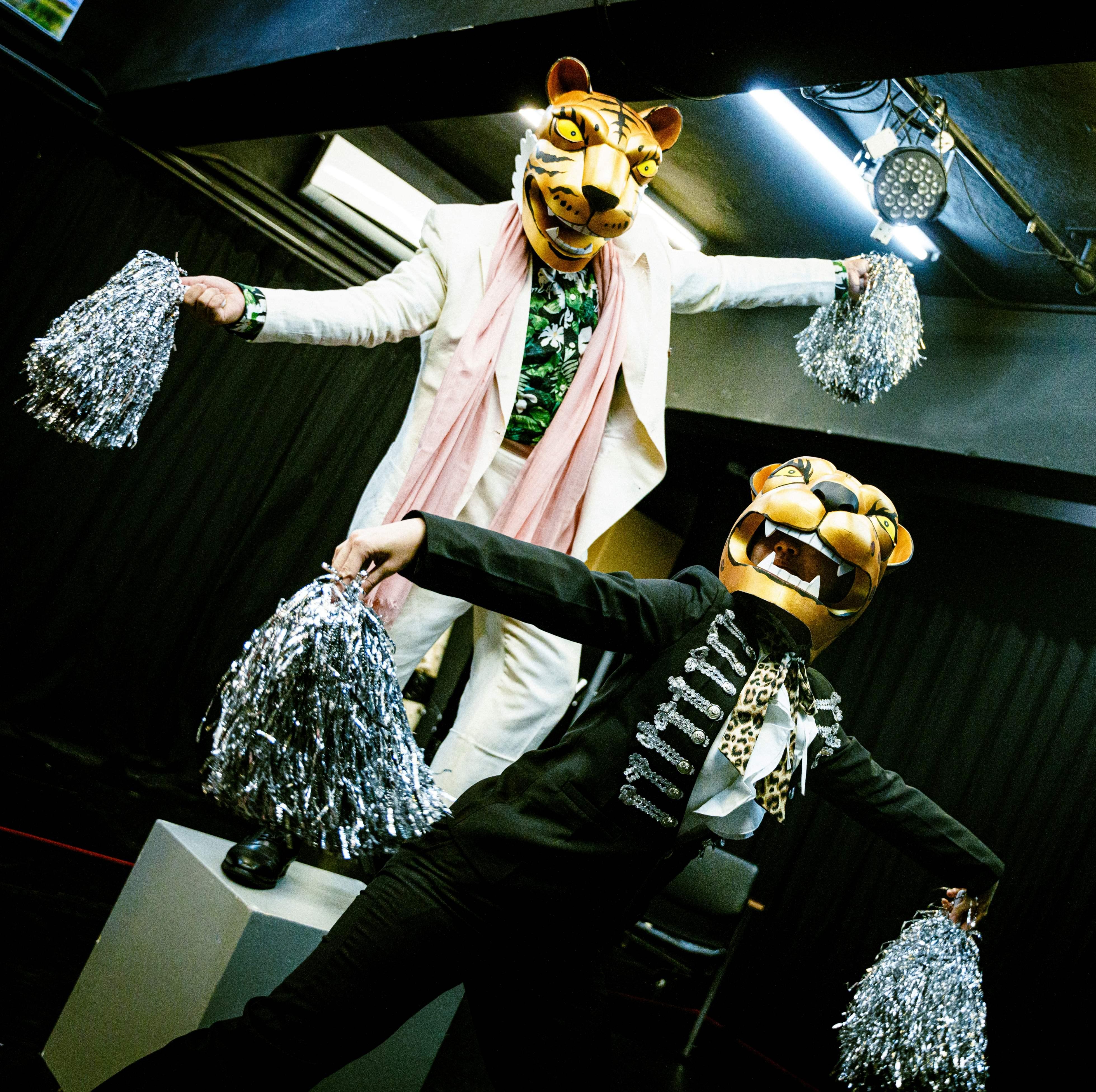 仿歌舞劇的元素亦有木偶的演出