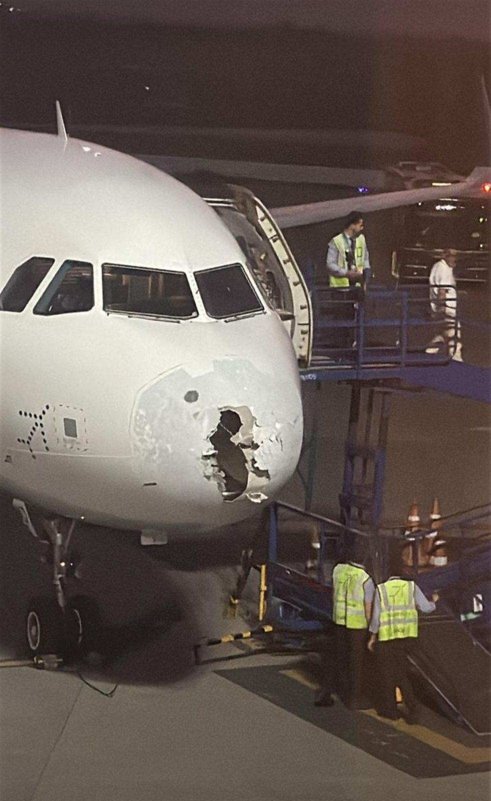 印度客機安全降落,機鼻遭冰雹擊穿。(互聯網)