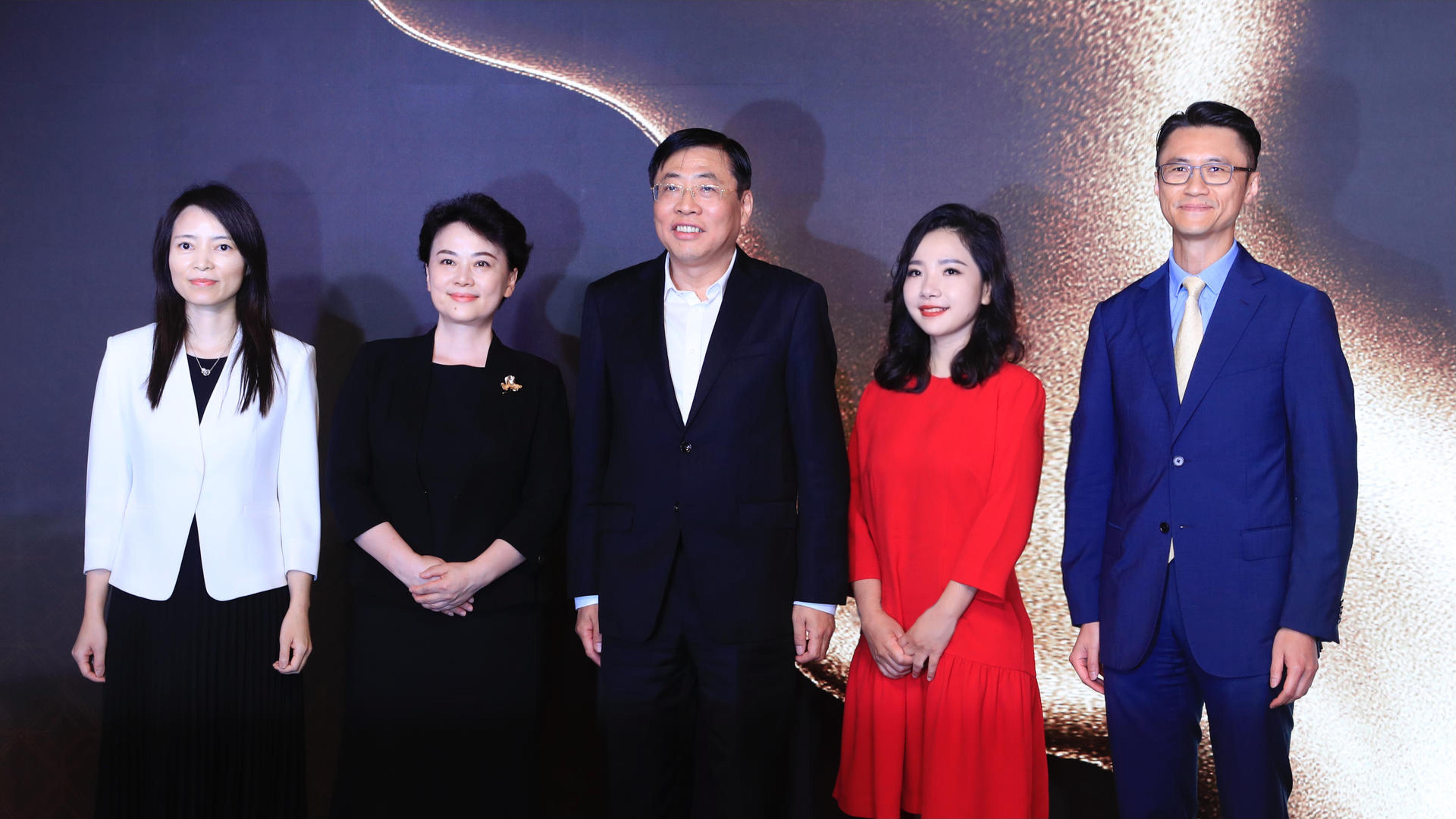 上海市黃浦區委書記杲雲、區委副書記、區長徐惠麗、副區長沈丹娜、新世界發展執行董事兼行政總裁黃少媚、新世界中國營運總裁陳耀豪及眾多文化商業領袖共同出席K11 ELYSEA命名發布儀式。