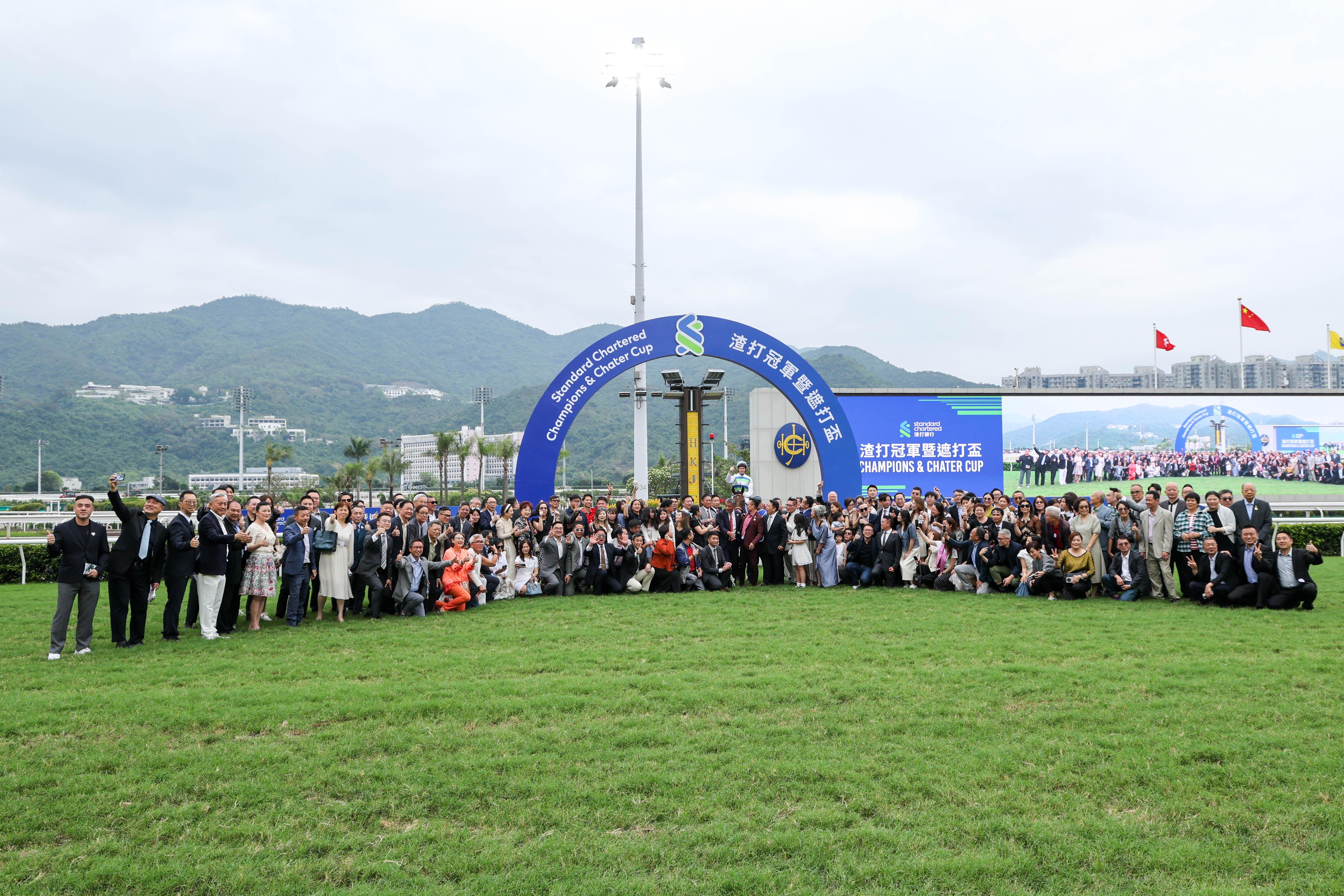 「遨遊氣泡」的馬主日月輝煌賽馬團體及馬房團隊賽後祝捷。(大會提供)