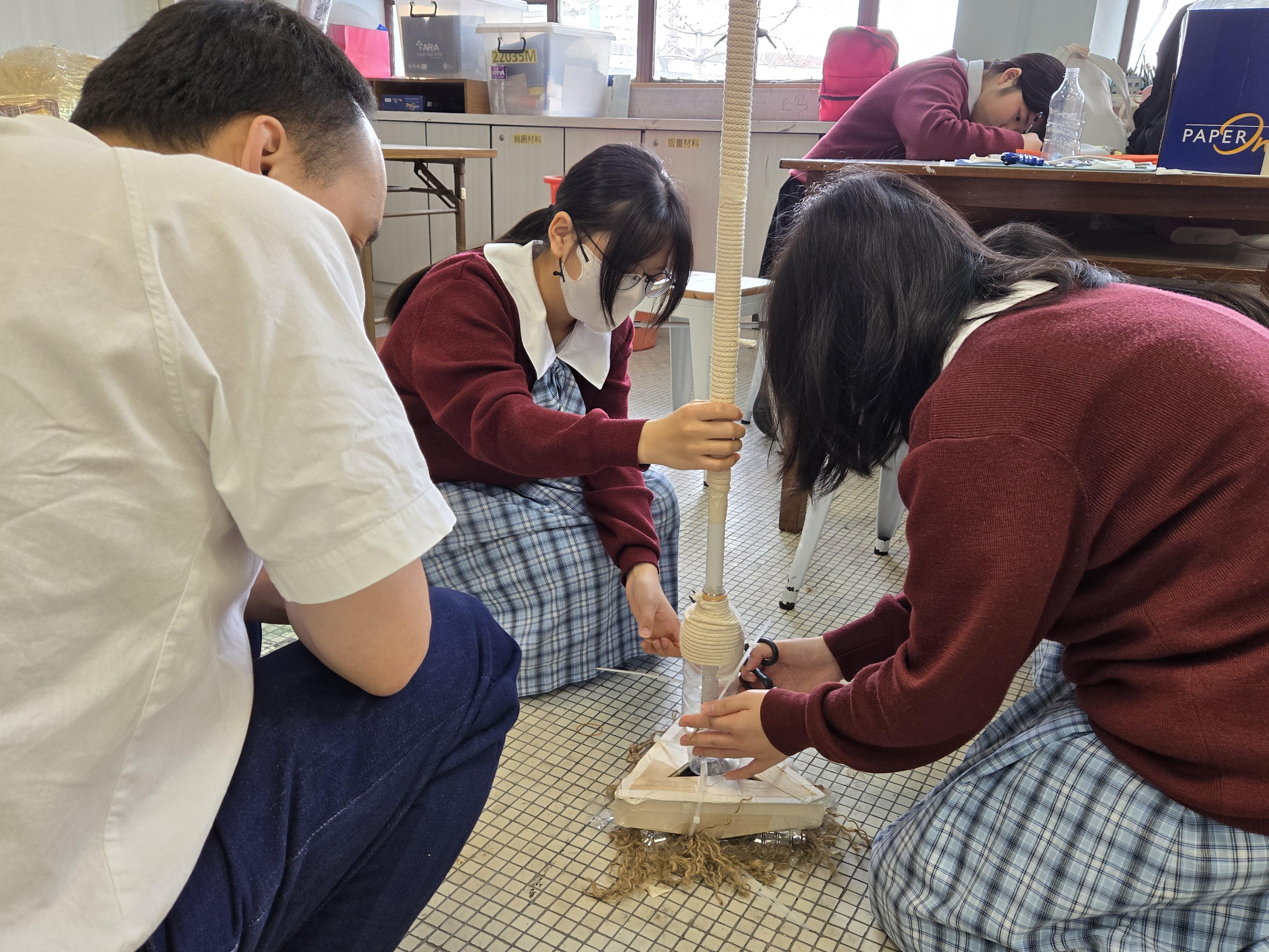 學生各出奇謀發揮創意,製作各種「執垃圾神器」。