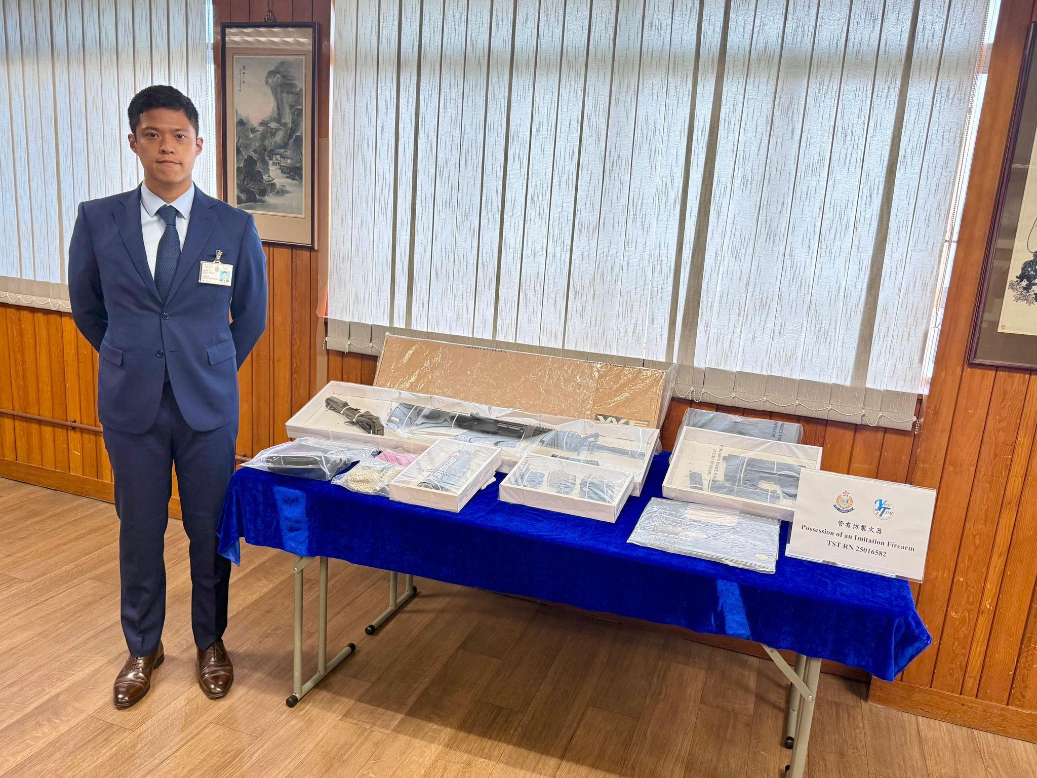 一名36歲內地遊客手持疑似步槍及手槍現身乘坐港鐵,警方追查下即日在佐敦拘捕該名男子,他涉嫌管有仿製槍械,行動中檢獲兩支仿製槍、彈匣及彈珠。