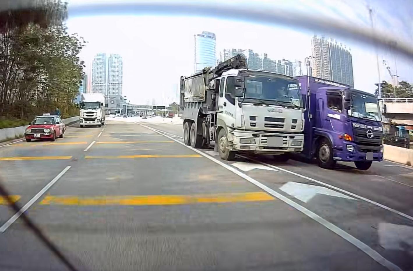 西九龍公路泥頭車與貨車爭路撞水馬。(fb「車cam L(香港群組)」截圖)