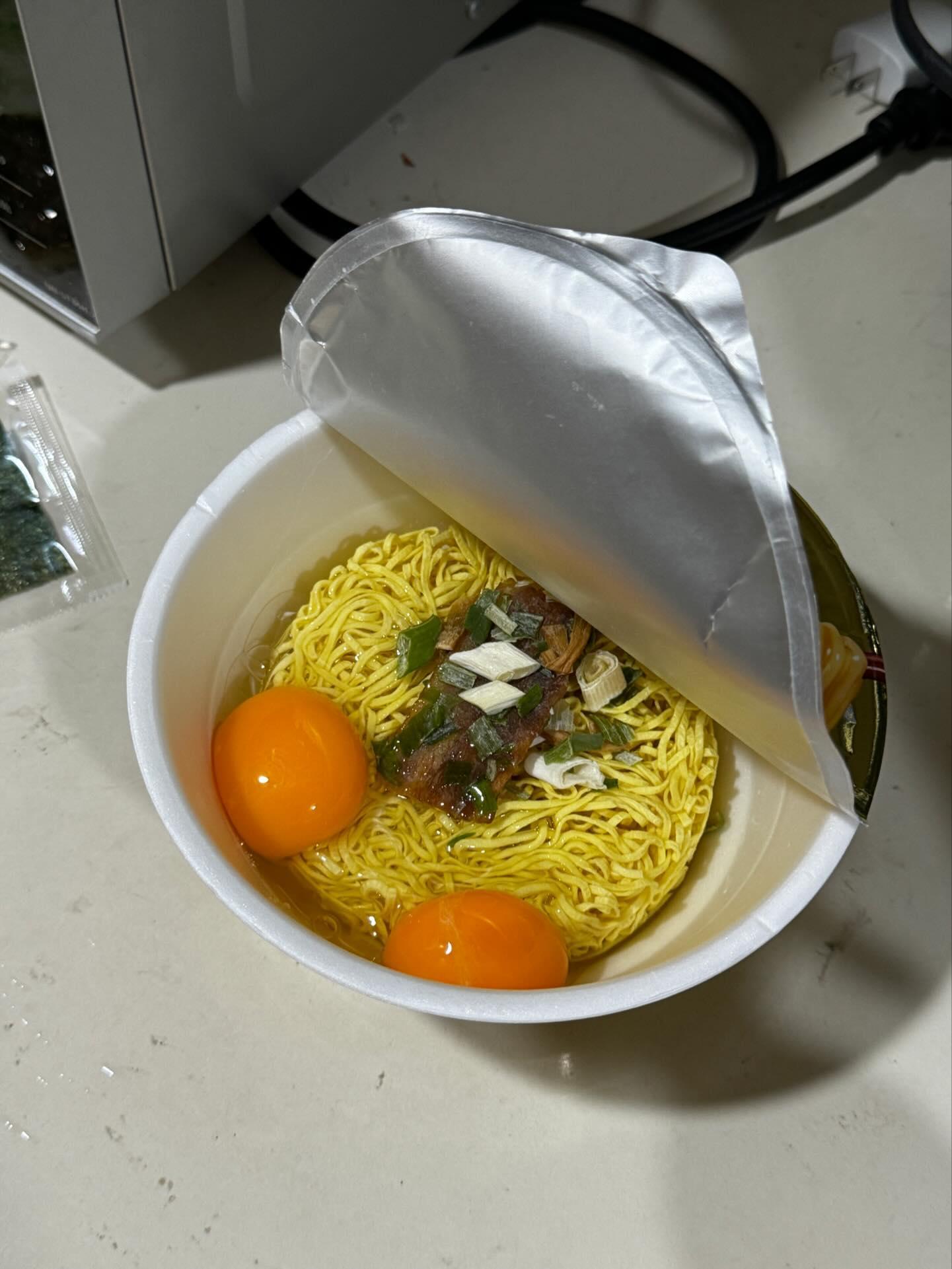 有台灣YouTuber在Threads貼文,問泡麵直接倒熱水蛋會不會熟。
