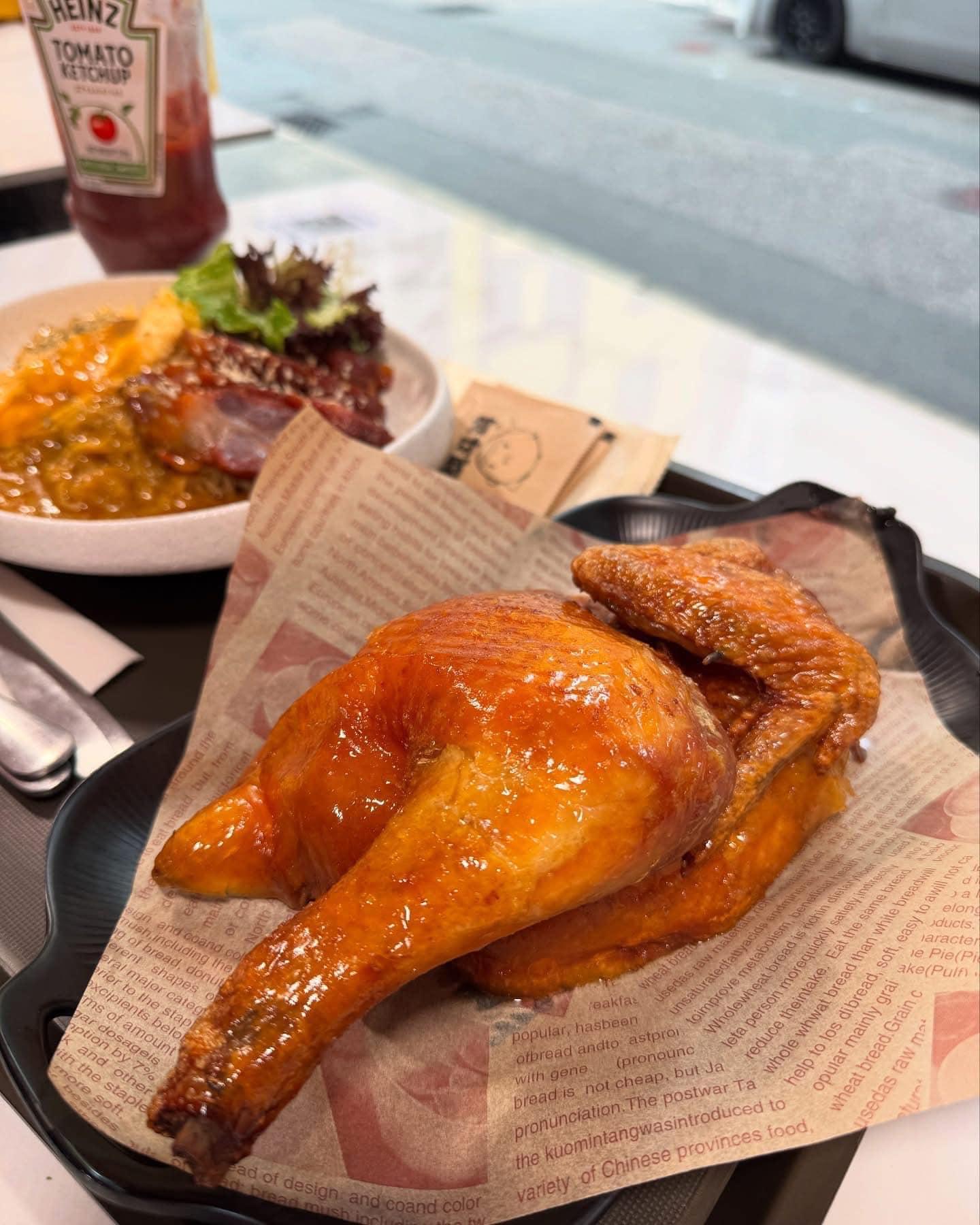 薔紅茶餐廳主打招牌脆皮燒春雞。