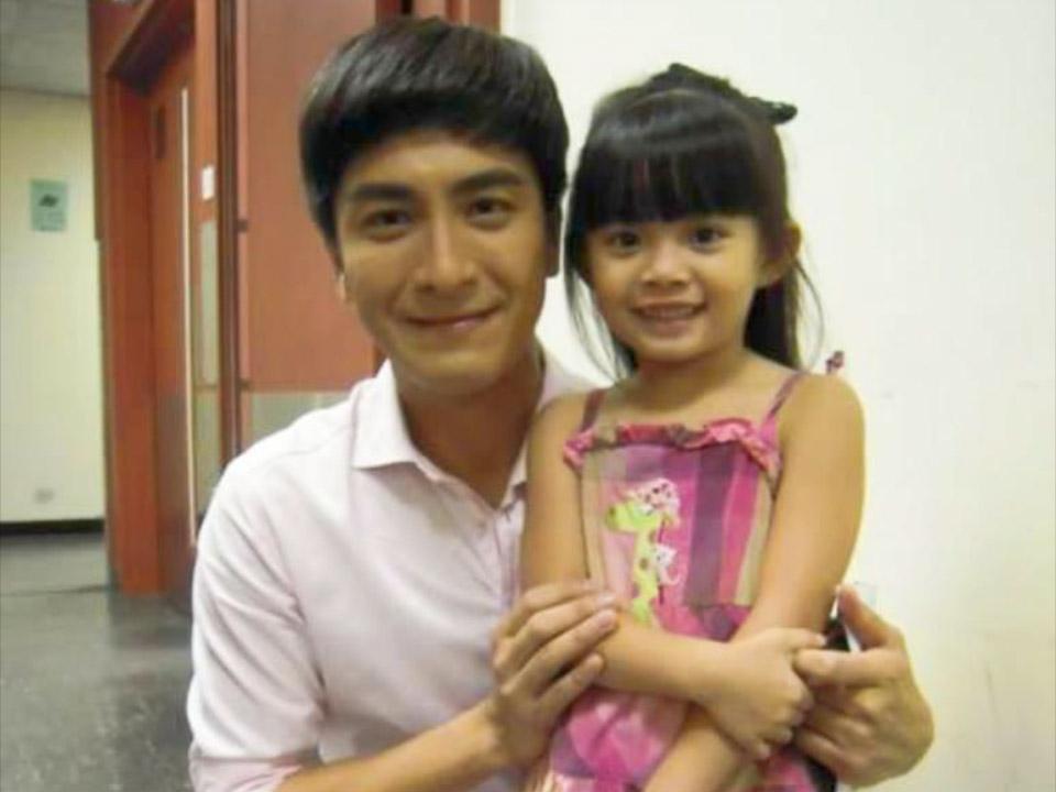 黃可盈童星出身,曾與馬國明合作。