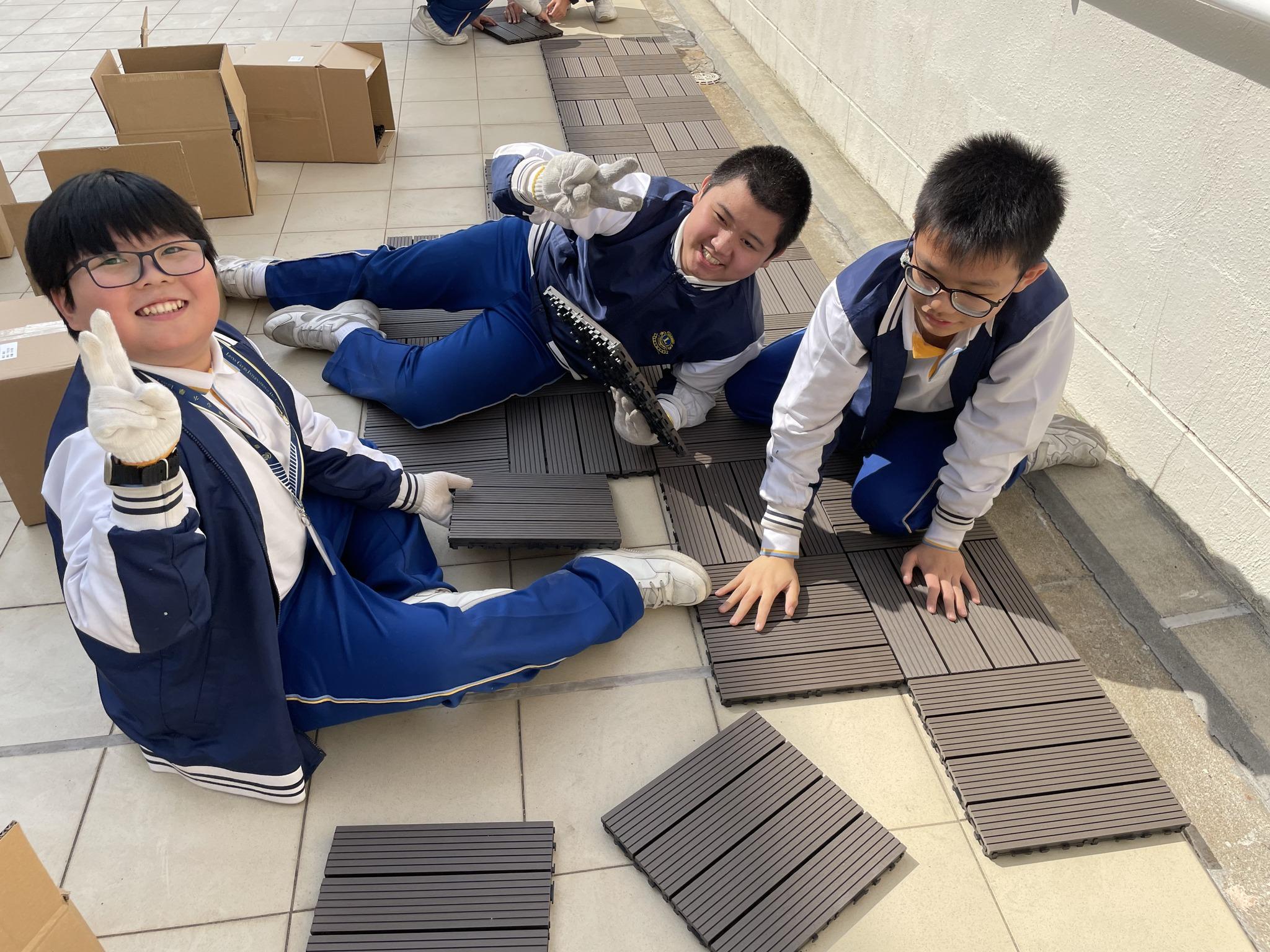 學生親手整修天台。(學校提供照片)