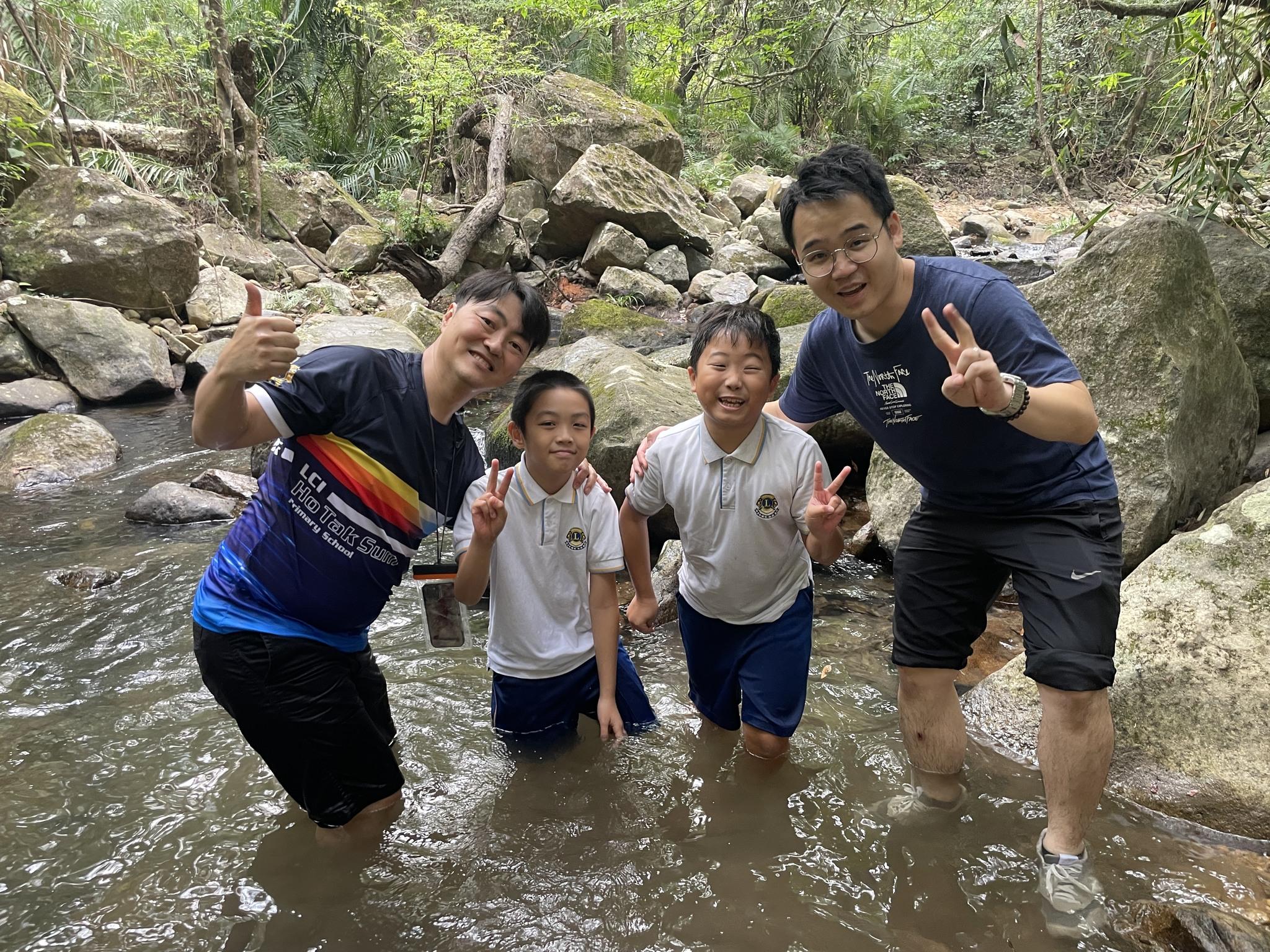 山澗玩水。(學校提供照片)