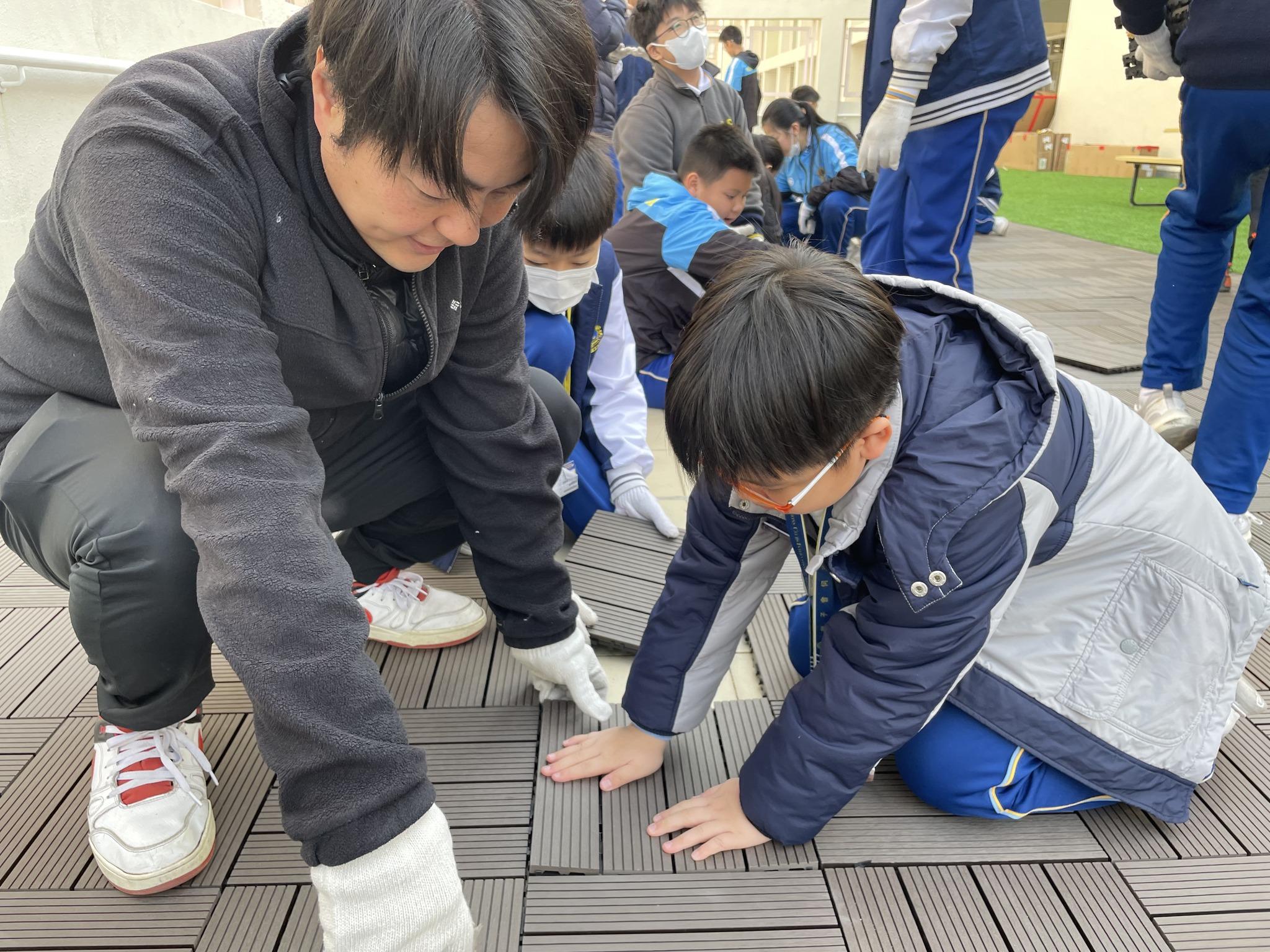 學生親手整修天台。(學校提供照片)