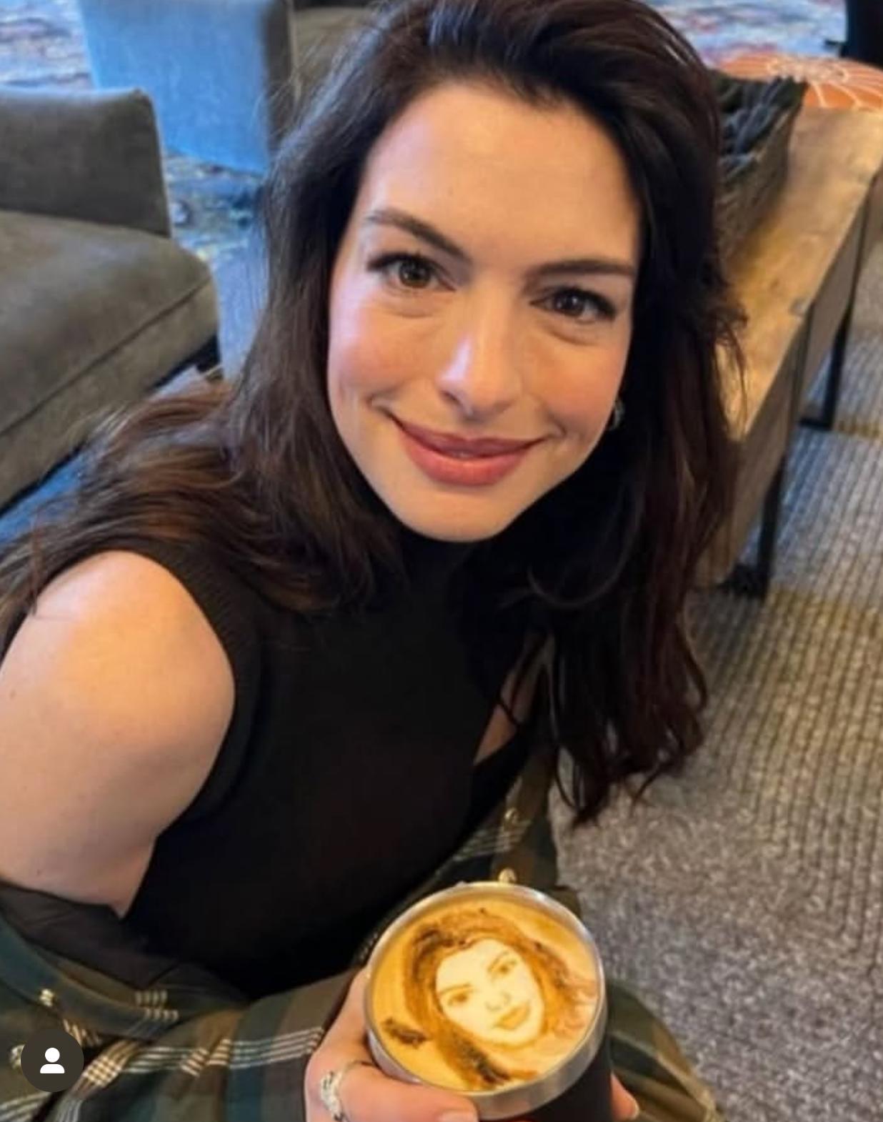 其實安妮出席Ralph Lauren秋季時裝發布會時,美貌已經引發熱議。