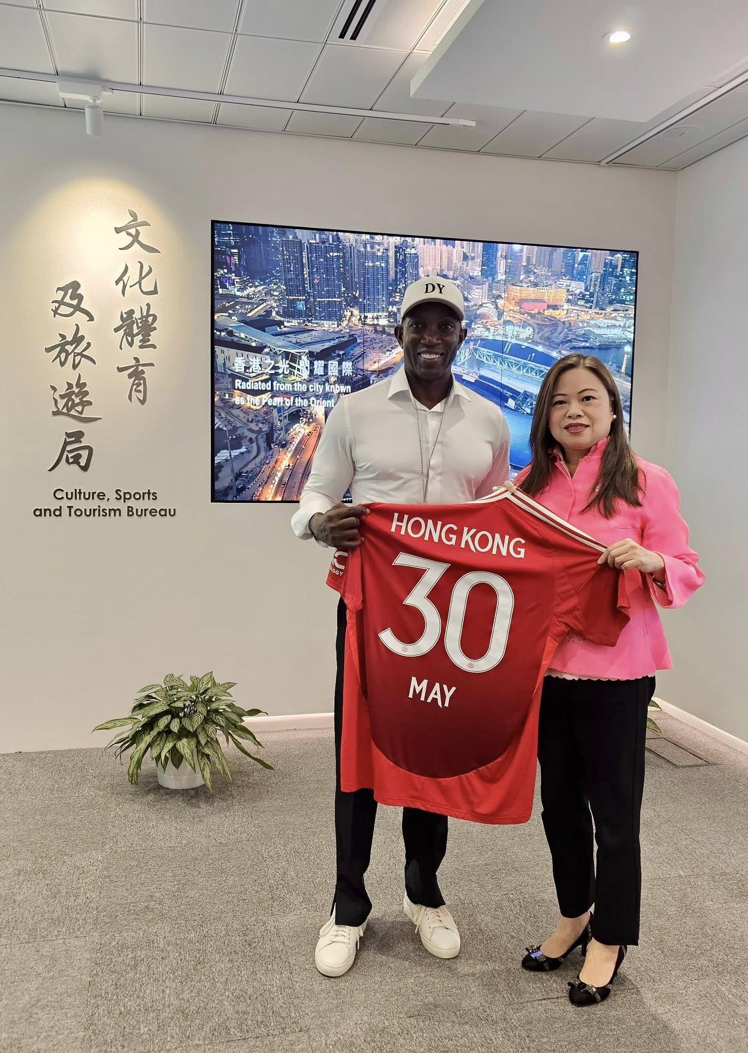 另一名宿約基上月出席曼聯訪港記者會後到訪文體旅局與羅淑佩見面交流,羅笑自己不滿曼聯今季成績「哭波喪」:「我說如果曼聯前鋒的把握力如約基當年,球隊處境應該大不相同吧!」(羅淑佩fb)