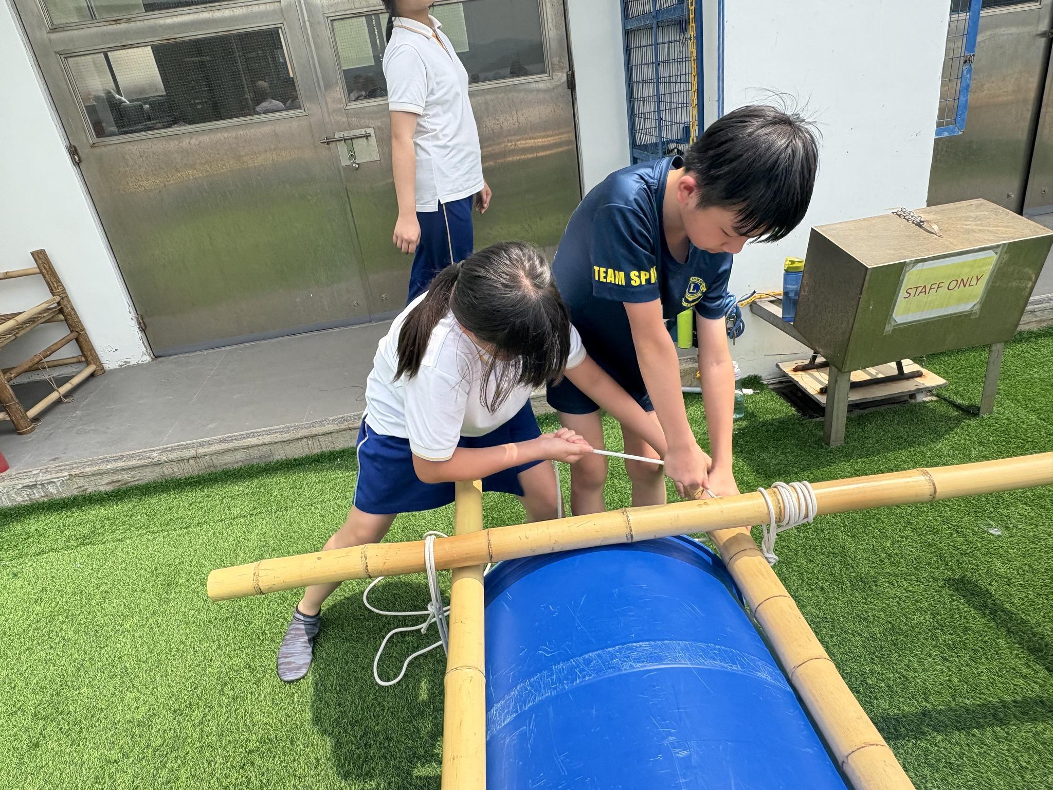 學生自製竹筏。(學校提供照片)