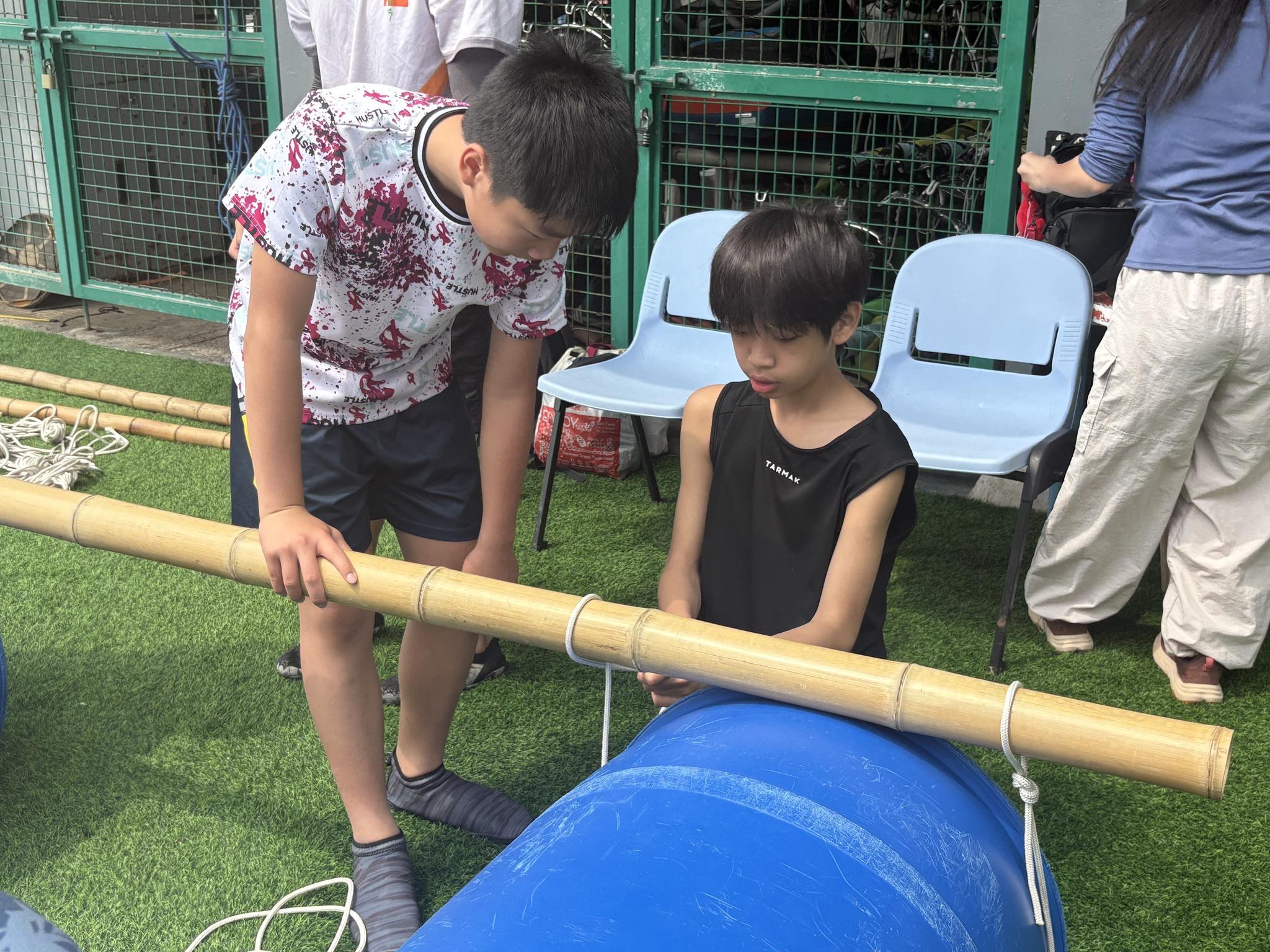 學生自製竹筏。(學校提供照片)