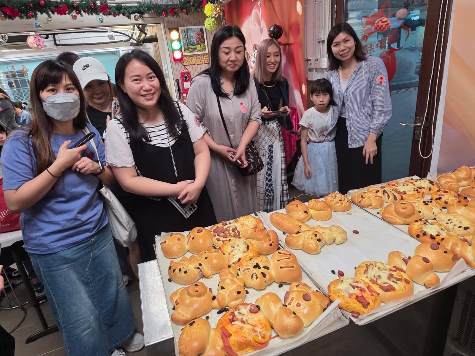 訪客可即場享用自己製作新鮮出爐的作品。 (多多美麵飽西餅公司FB圖片)