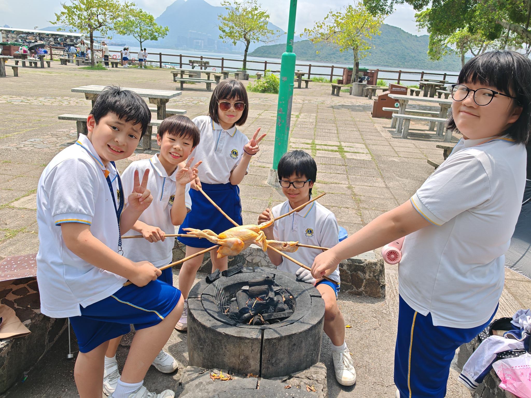 學生自己一手一腳完成穿雞、燒雞,以至斬雞等步驟。(學校提供照片)