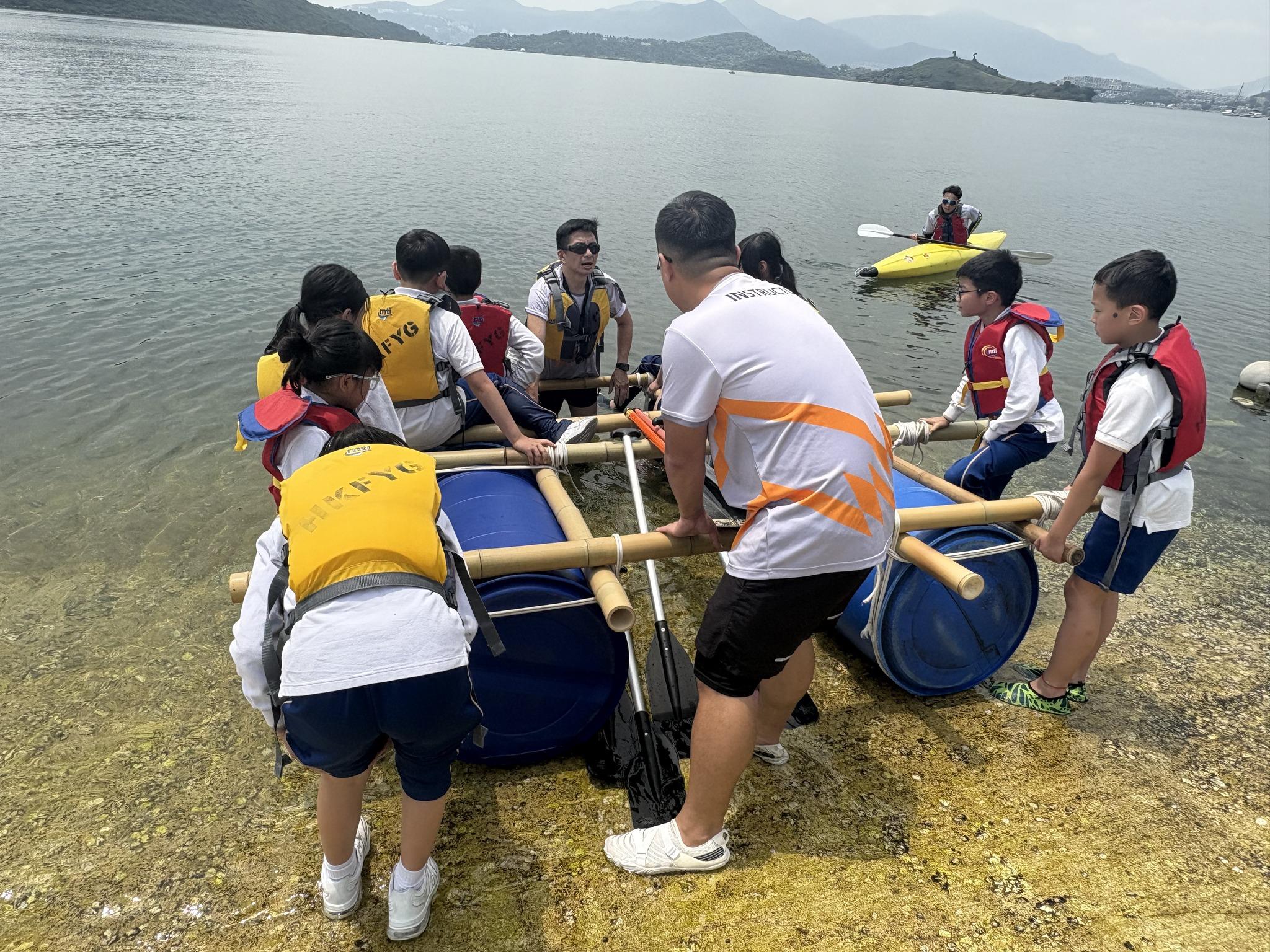 學生自製竹筏。(學校提供照片)