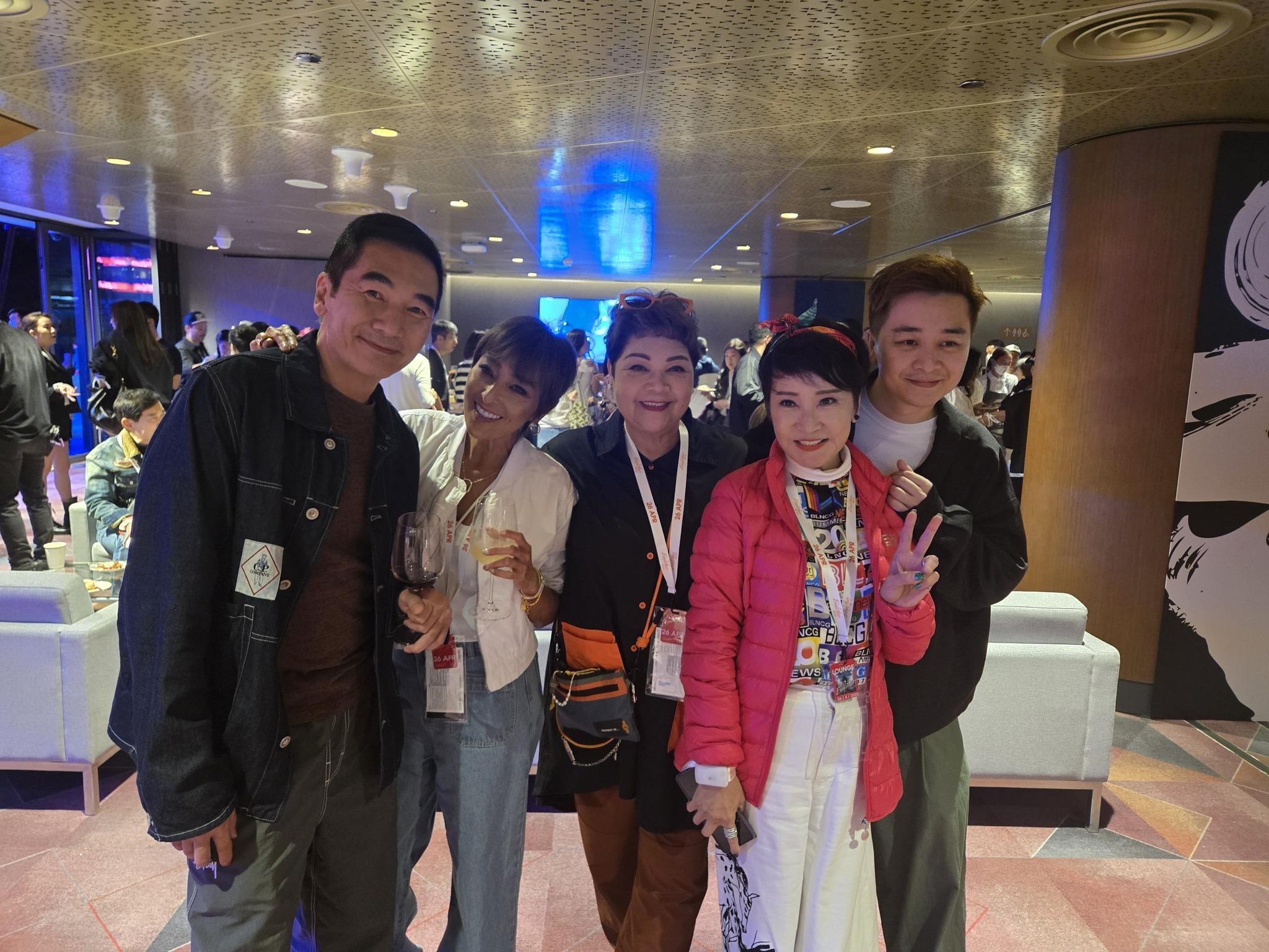 肥媽跟多位好友一齊去啟德睇謝霆鋒演唱會。