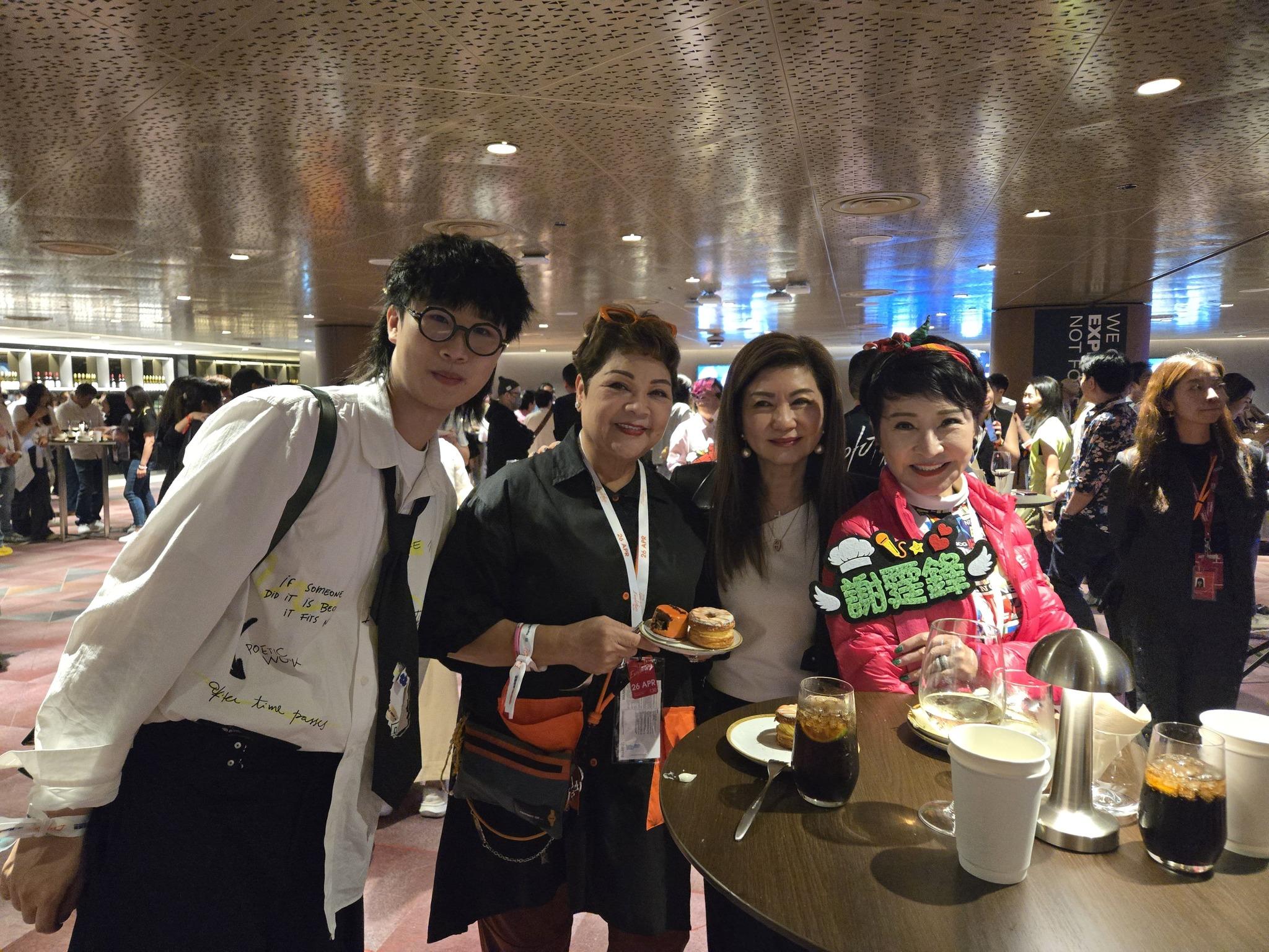 肥媽跟多位好友一齊去啟德睇謝霆鋒演唱會。