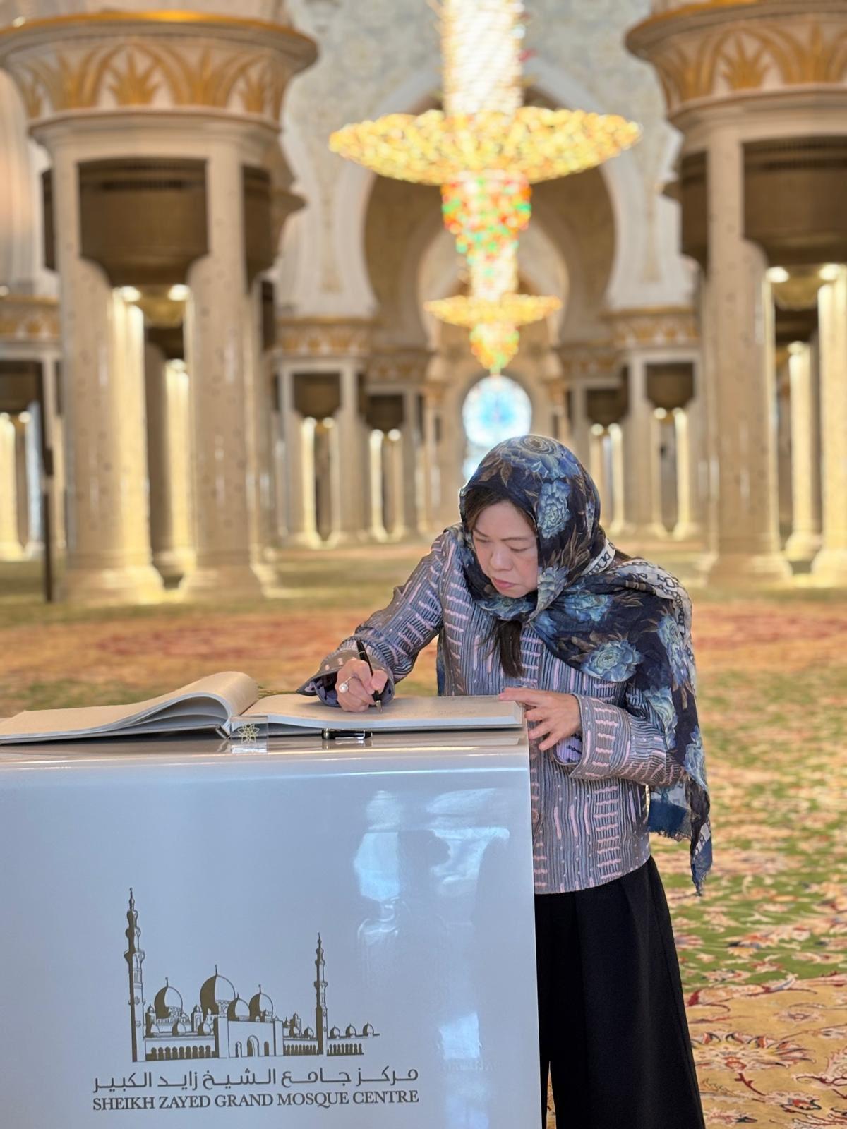 羅淑佩說,阿布札比的大清真寺,是行程中唯一一個需要覆蓋全身的地方。(羅淑佩fb)