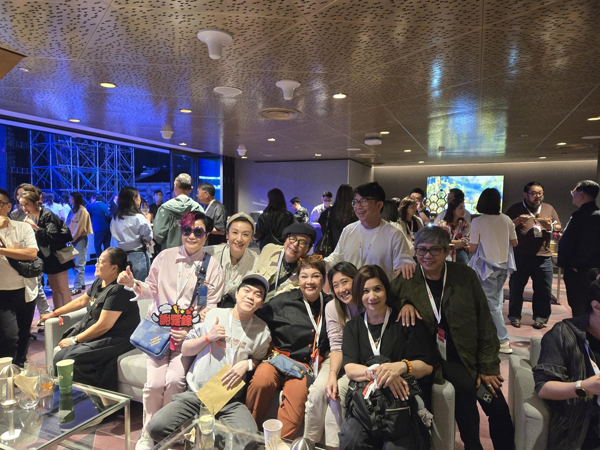 肥媽跟多位好友一齊去啟德睇謝霆鋒演唱會。